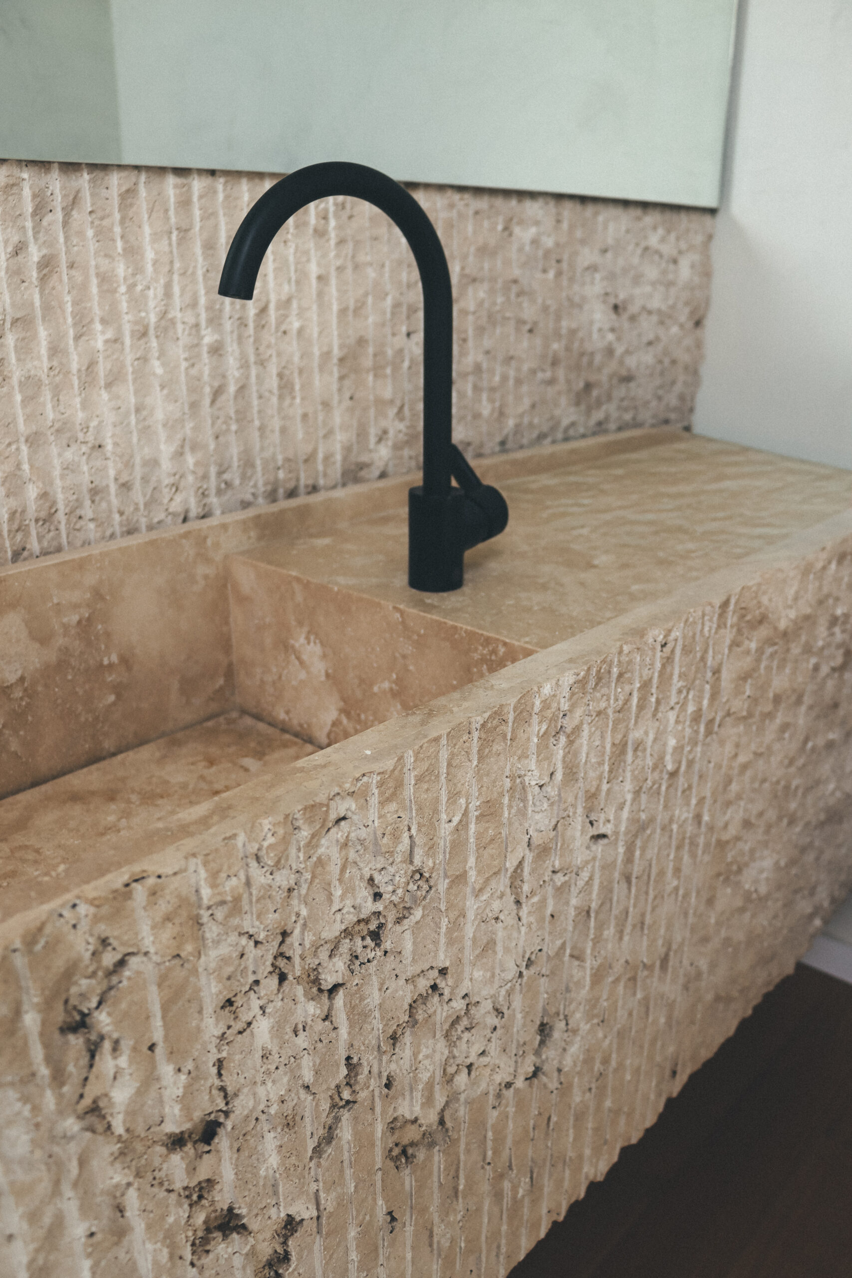 Mesada y revestimiento de baño en travertino clásico, piedra natural aplicada por marmolería Suquia
