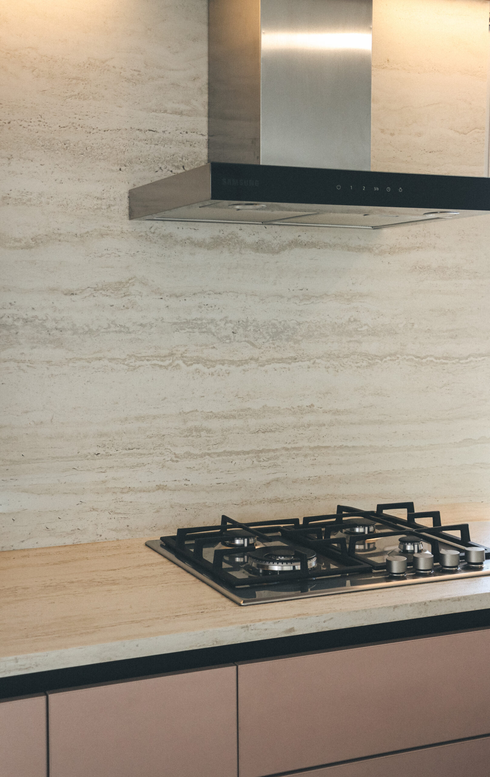 Mesada y revestimiento de cocina en piedra sinterizada Purastone Prima Travertino Navona realizados por marmolería Suquia