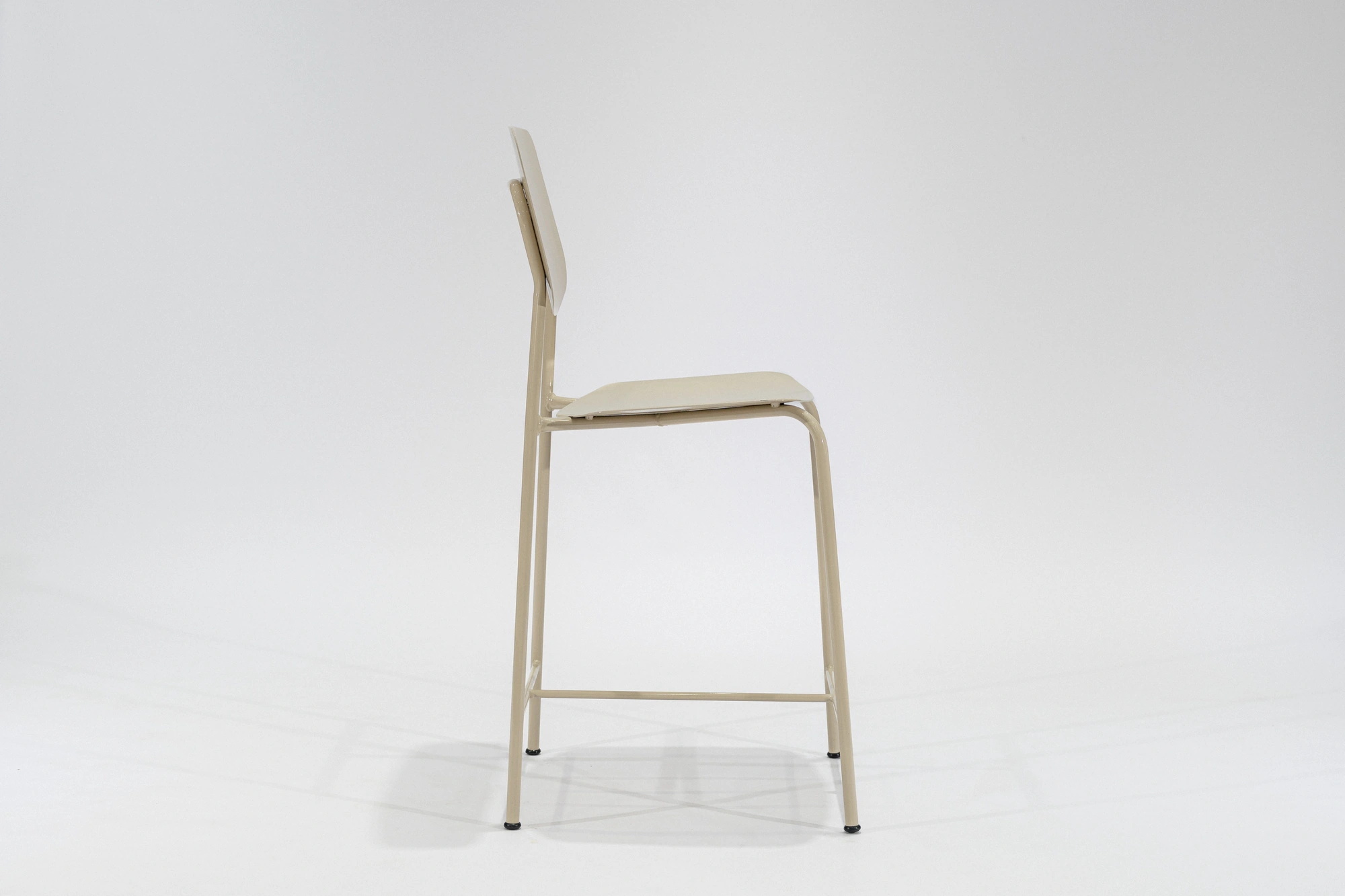 banqueta-metalica-beige-hierro-beige-lateral banqueta metálica de chapa color beige y estructura hierro color beige brillante lateral