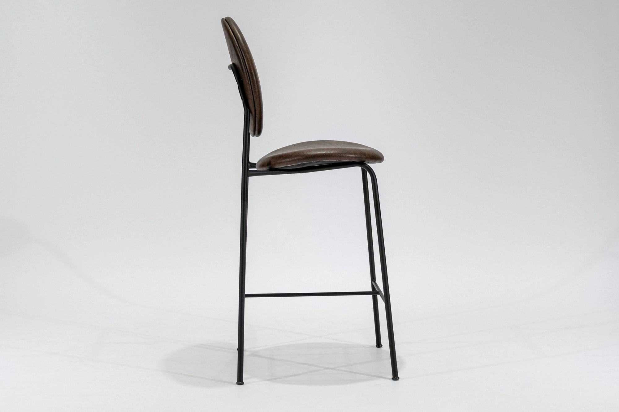 banqueta-simil-cuero-marron-africano-hierro-negro-lateral Banqueta tapizada en simil cuero color marrón africano con estructura de hierro negro microtexturado vista lateral