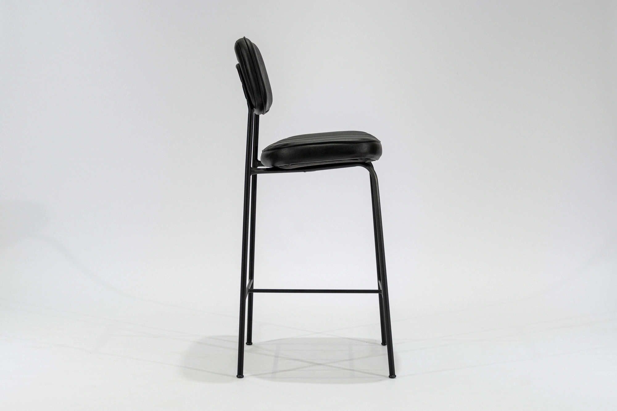 banqueta-simil-cuero-negro-hierro-negro-lateral. Banqueta tapizada en simil cuero color negro con estructura de hierro negro microtexturado vista lateral
