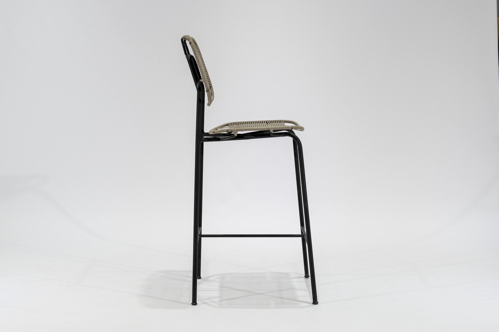 banqueta-soga-gris-cemento-hierro-negro-lateral Banqueta soga color gris cemento con estructura de hierro negro microtexturado vista lateral