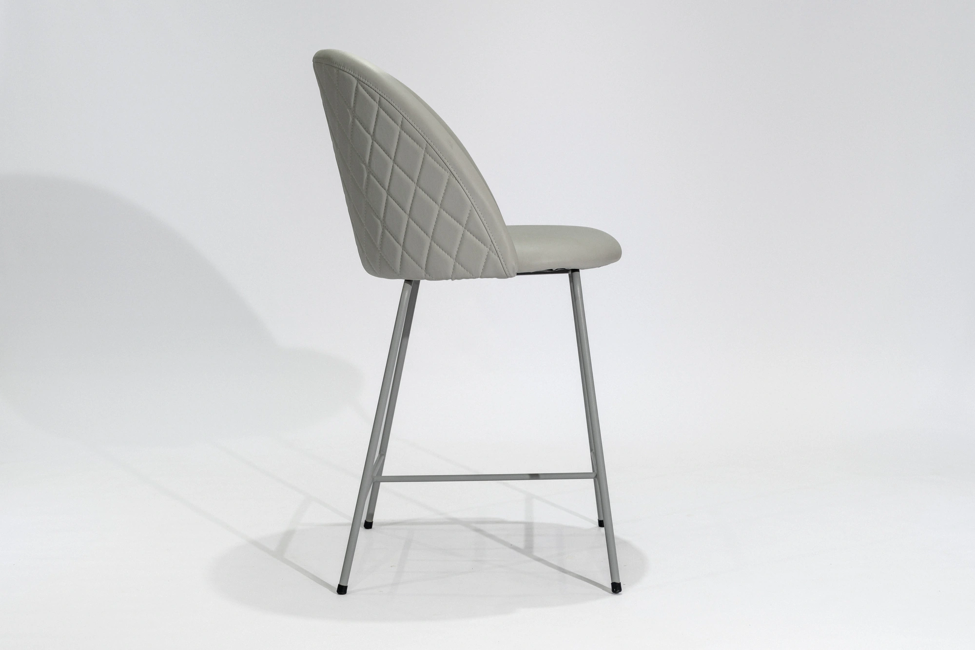 banqueta-tapizada-simil-cuero-gris-claro-hierro-gris-lateral Banqueta tapizada en simil cuero color gris claro con estructura de hierro gris microtexturado vista lateral