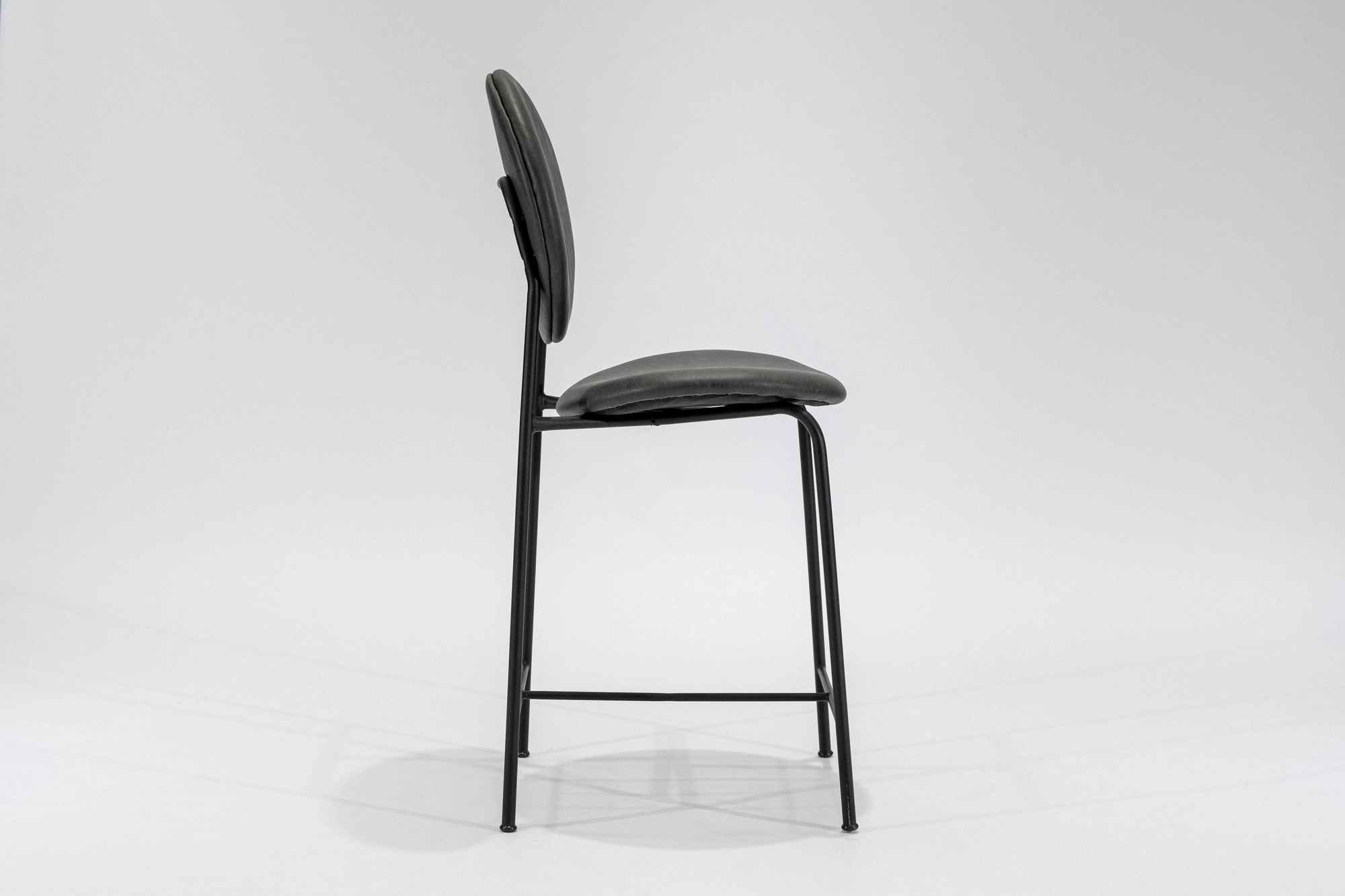 banqueta-tapizada-simil-cuero-gris-oscuro-hierro-negro-lateral Banqueta tapizada en simil cuero color gris oscuro con estructura de hierro negro microtexturado vista lateral