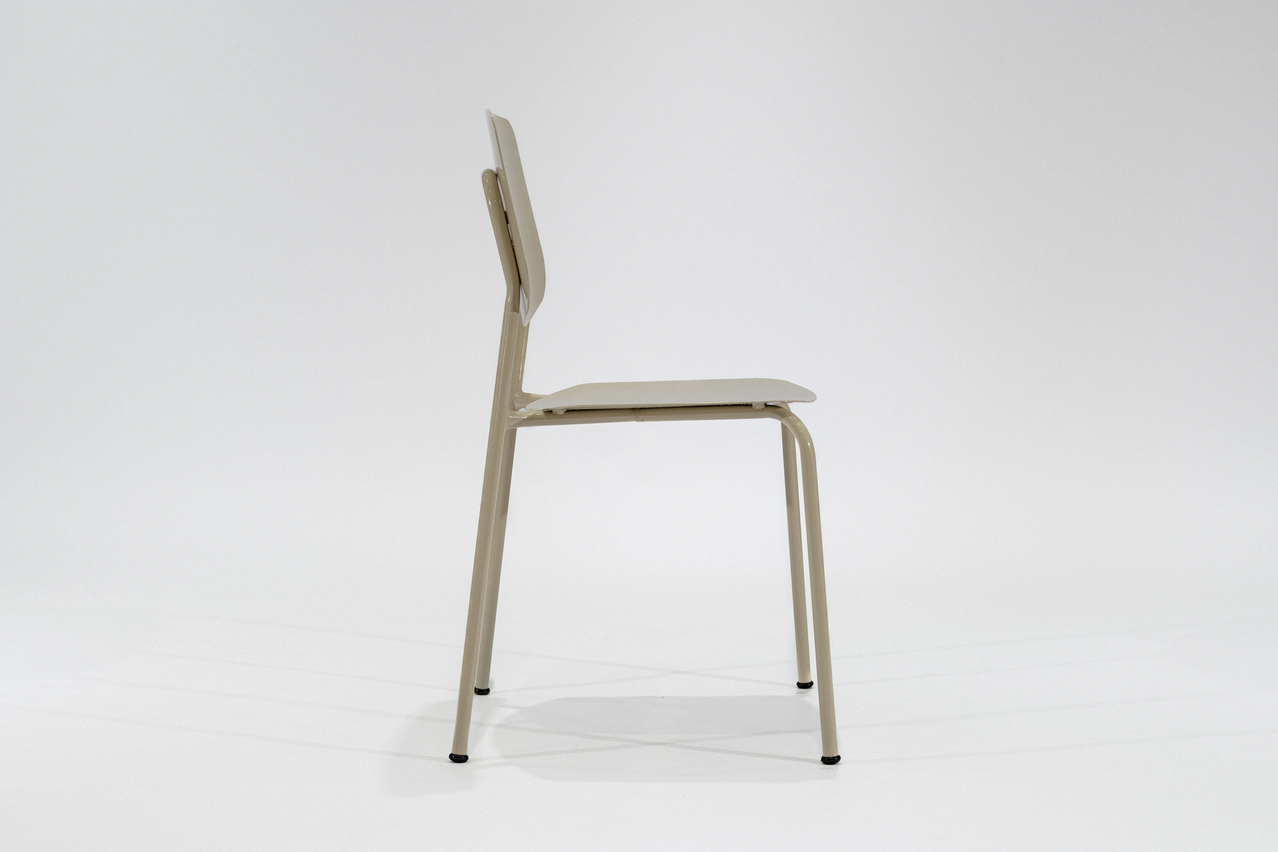 silla-comedor-chapa-beige-estructura-metalica-beige-lateral Silla de comedor chapa color beige con estructura de hierro color beige brillante vista lateral