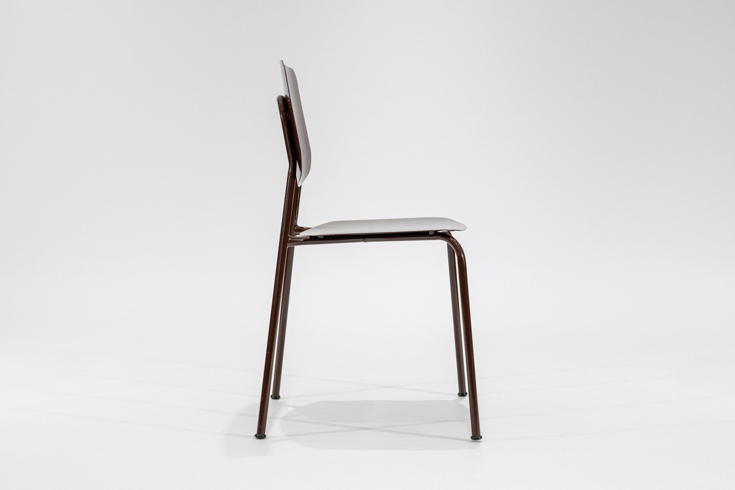 silla-comedor-chapa-marron-estructura-metalica-marron-lateral Silla de comedor chapa color marron con estructura de hierro color marron brillante vista lateral