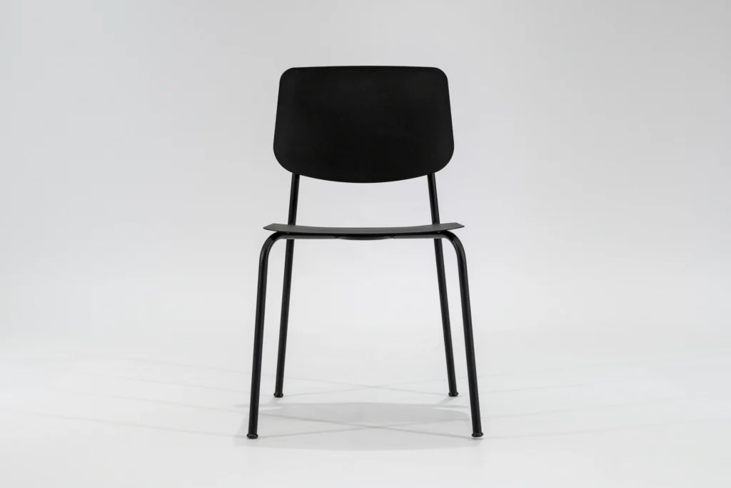 Silla de comedor chapa color negra con estructura de hierro negro microtexturado vista frontal.