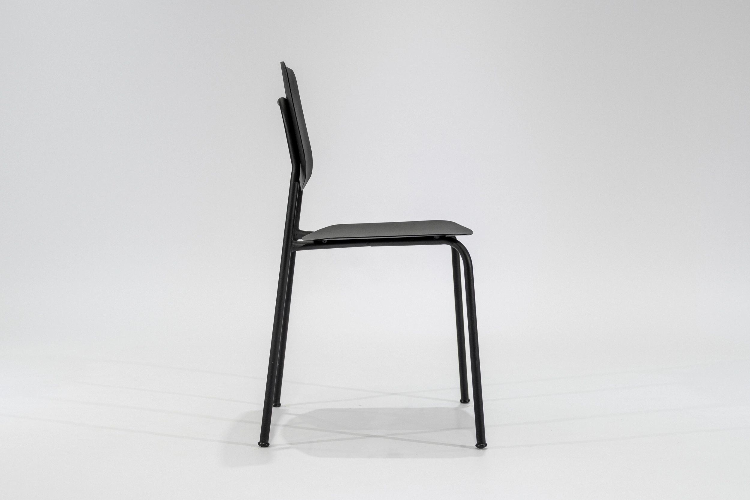 silla-comedor-chapa-negra-estructura-metalica-negra-lateral Silla de comedor chapa color negra con estructura de hierro negro microtexturado vista lateral