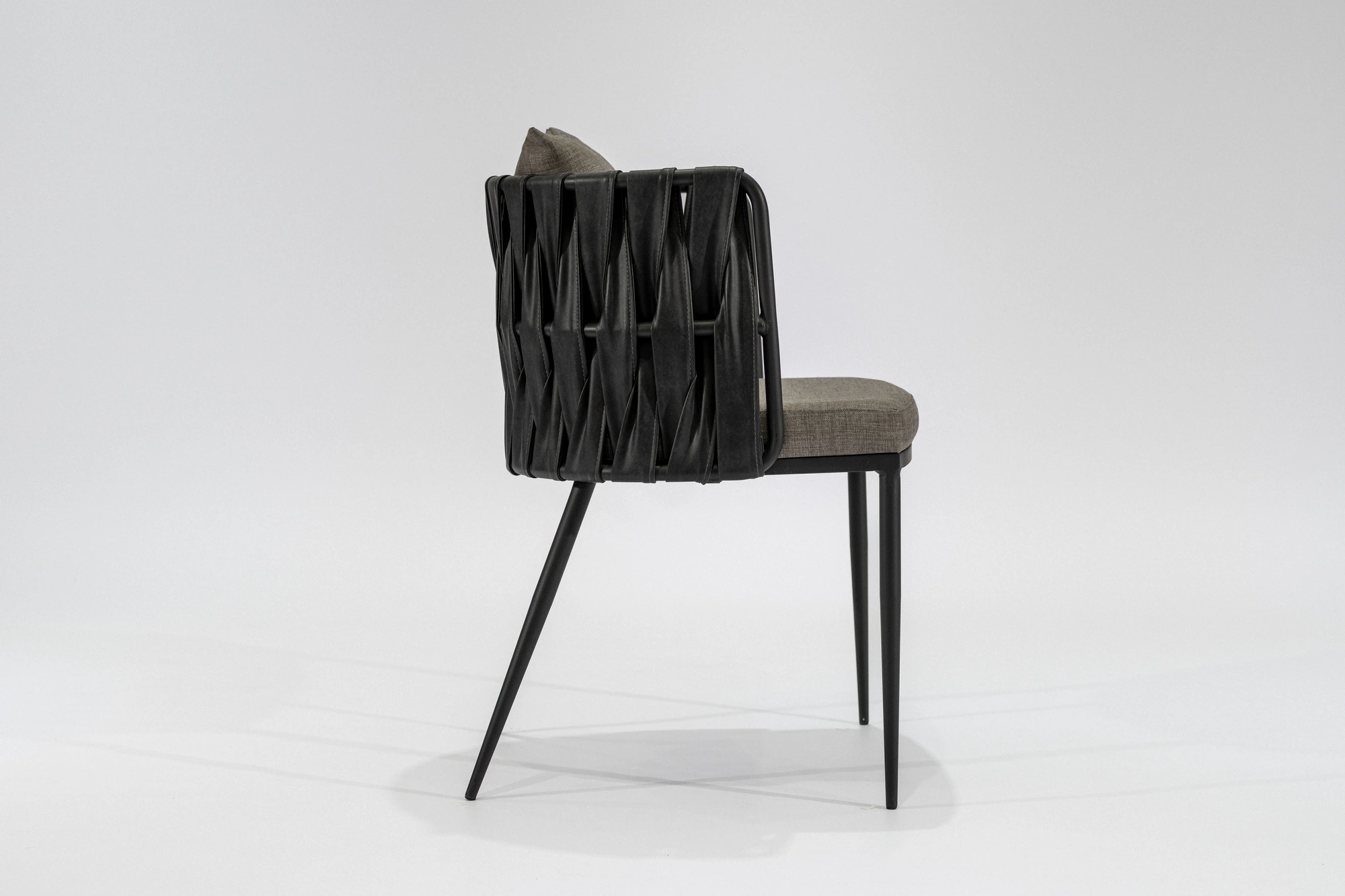 silla-comedor-cintas-simil-cuero-gris-topo-tela-gris-hierro-grafito-lateral Silla de comedor de cintas tapizada en ecocuero color gris topo con estructura de hierro grafito microtexturado vista lateral
