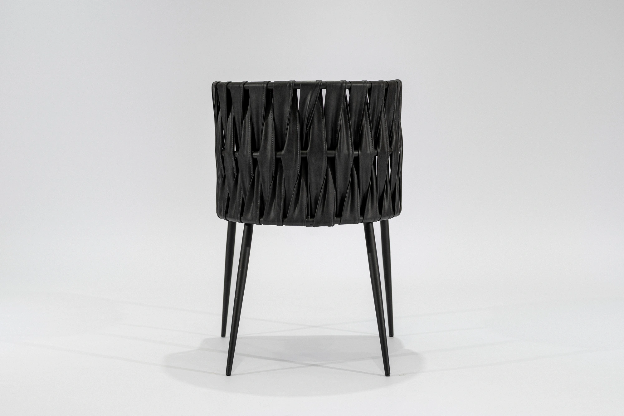 silla-comedor-cintas-simil-cuero-gris-topo-tela-gris-hierro-grafito-respaldo Silla de comedor de cintas tapizada en ecocuero color gris topo con estructura de hierro grafito microtexturado vista posterior