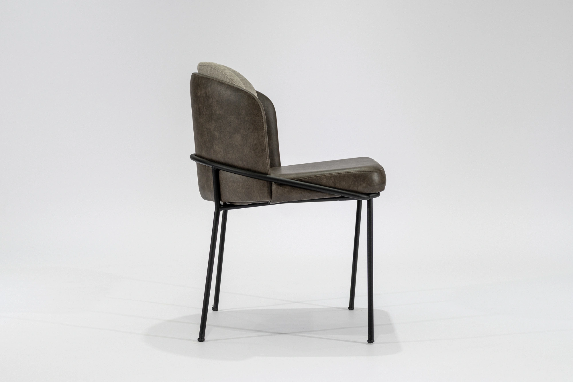silla-comedor-doble-respaldo-lino-beige-simil-cuero-habano-hierro-negro-lateral Silla de comedor de doble respaldo tapizada en lindo color beige con estructura de hierro grafito microtexturado vista lateral