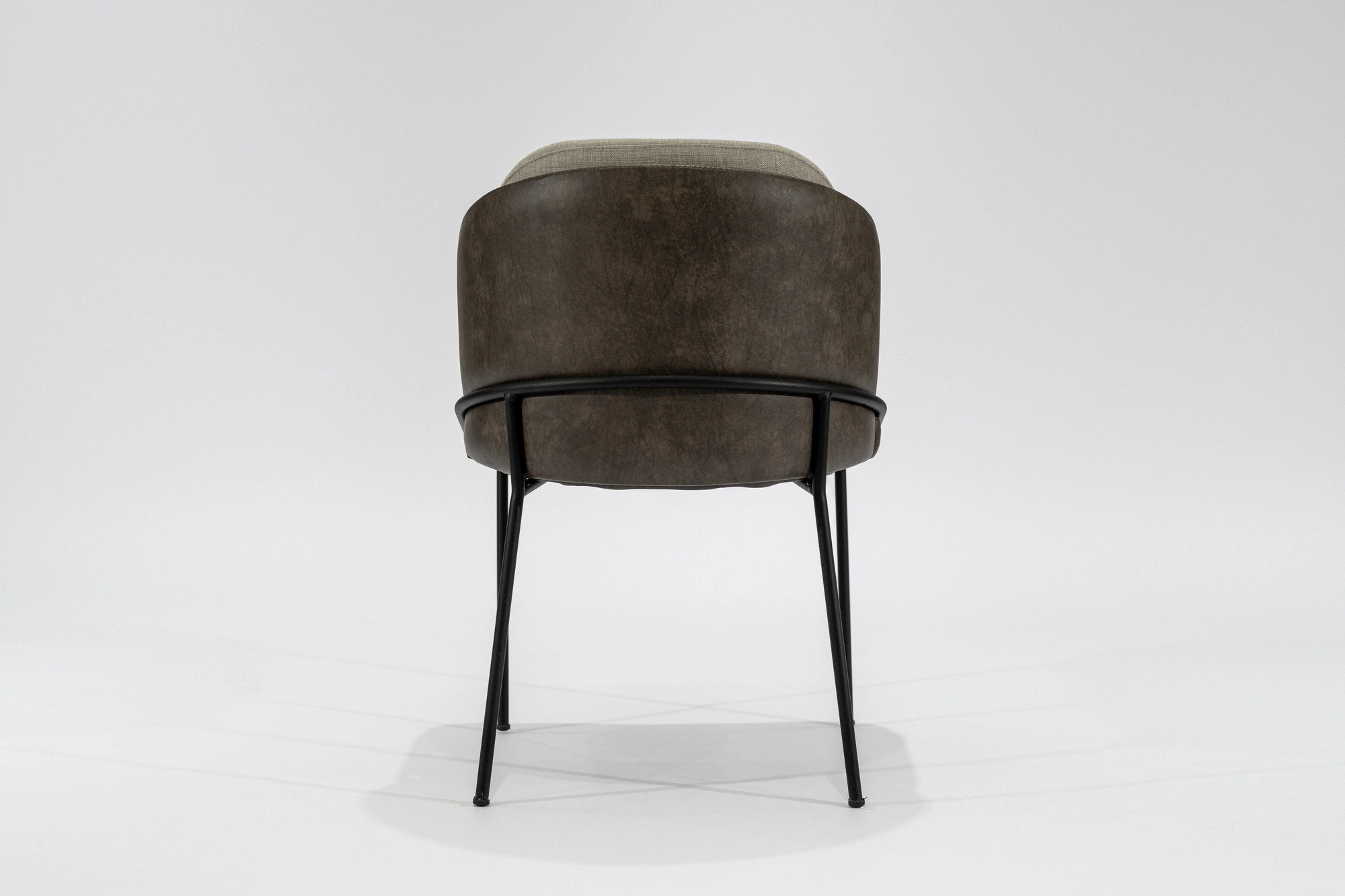 silla-comedor-doble-respaldo-lino-beige-simil-cuero-habano-hierro-negro-respaldo Silla de comedor de doble respaldo tapizada en lindo color beige con estructura de hierro grafito microtexturado vista posterior