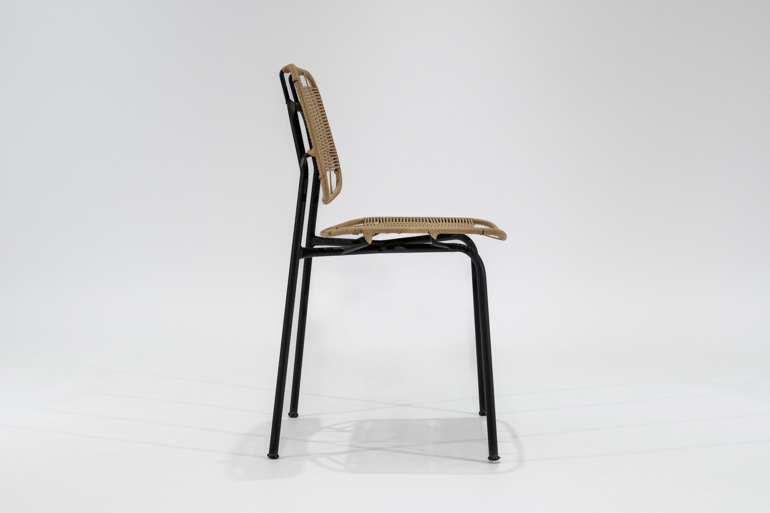 silla-comedor-soga-caramelo-estructura-hierro-negro-lateral Silla de comedor soga caramelo con estructura de hierro negro microtexturado vista lateral