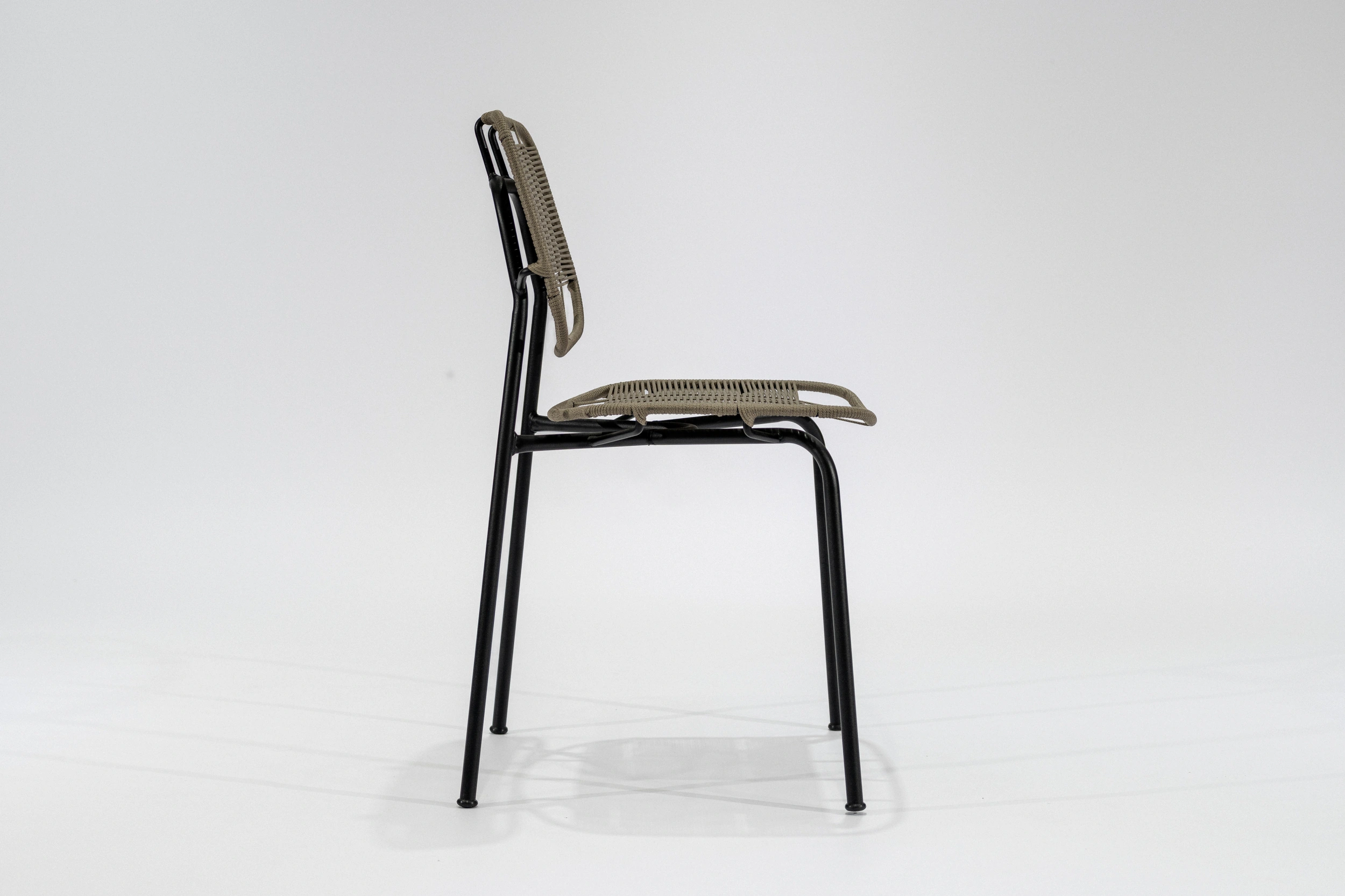 silla-comedor-soga-cemento-estructura-hierro-negro-lateral Silla de comedor soga cemento con estructura de hierro negro microtexturado vista lateral
