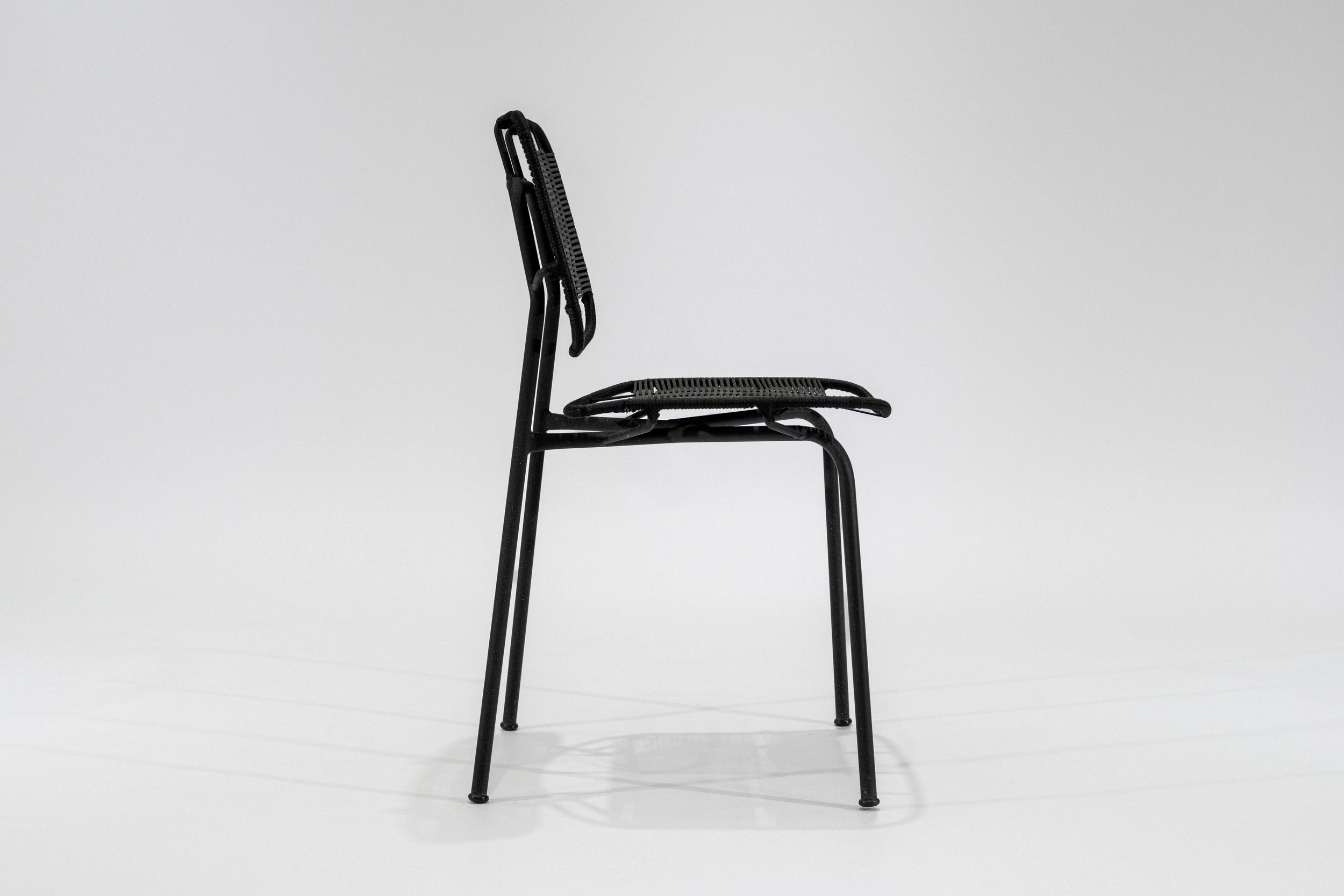 silla-comedor-soga-negra-estructura-hierro-negro-lateral Silla de comedor soga negro con estructura de hierro negro microtexturado vista lateral