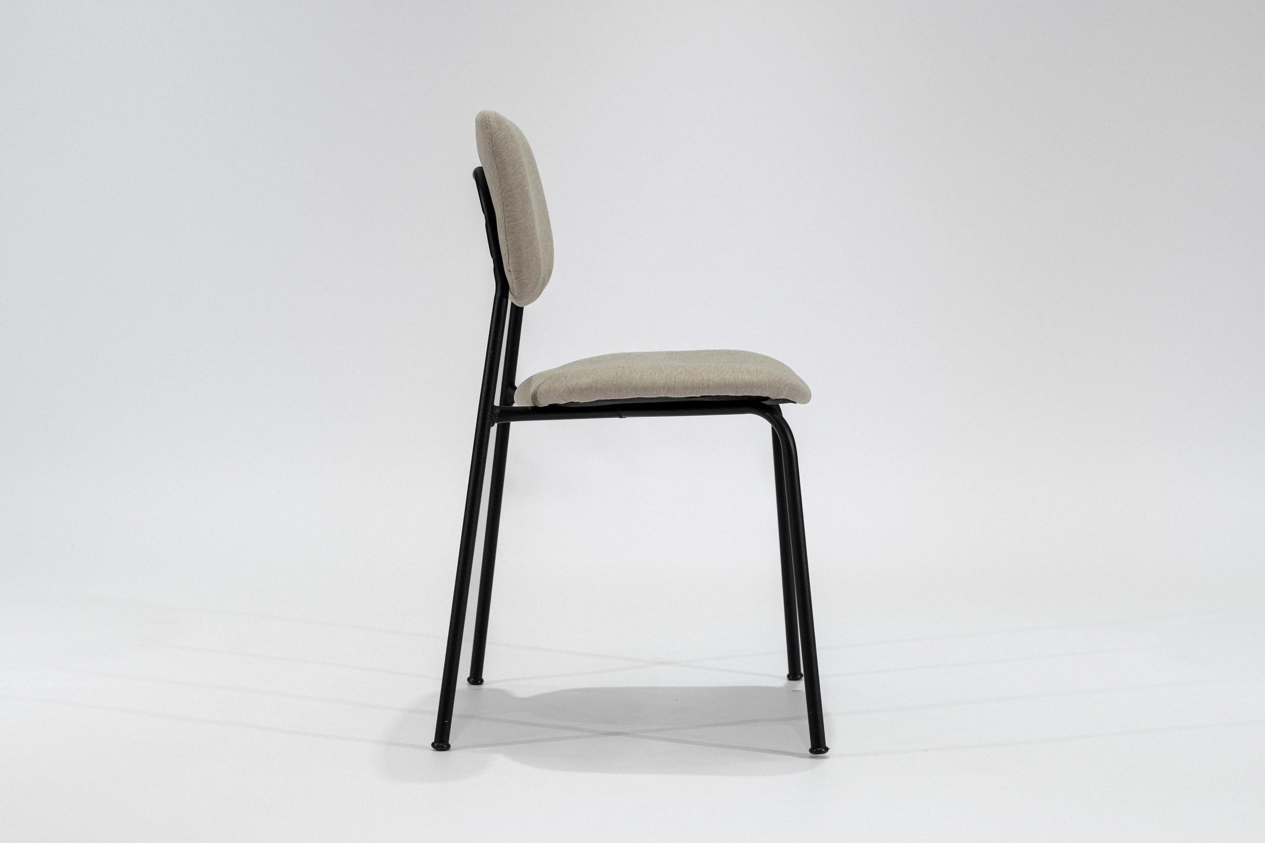 silla-comedor-tapizada-pana-shot-antique-hierro-negro-lateral Silla de comedor tapizada en pana shot color antique con estructura de hierro negro microtexturado vista lateral