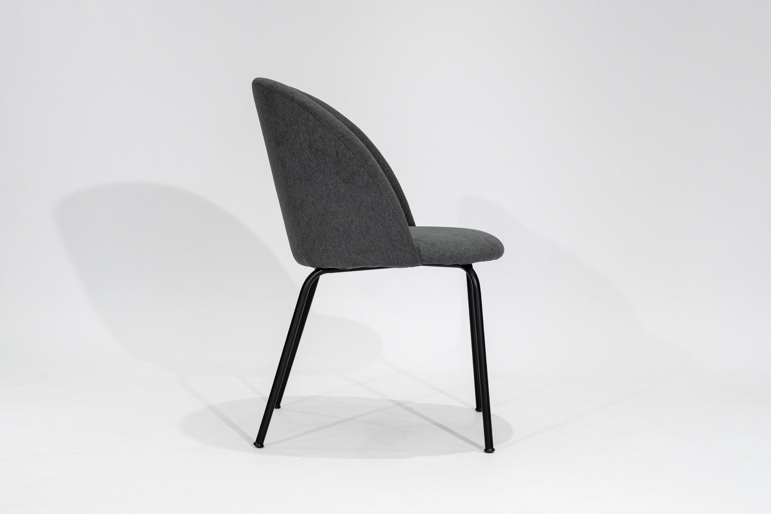 silla-comedor-tapizada-pana-shot-gris-hierro-negro-lateral Silla de comedor tapizada en pana shot color gris con estructura de hierro negro microtexturado vista lateral