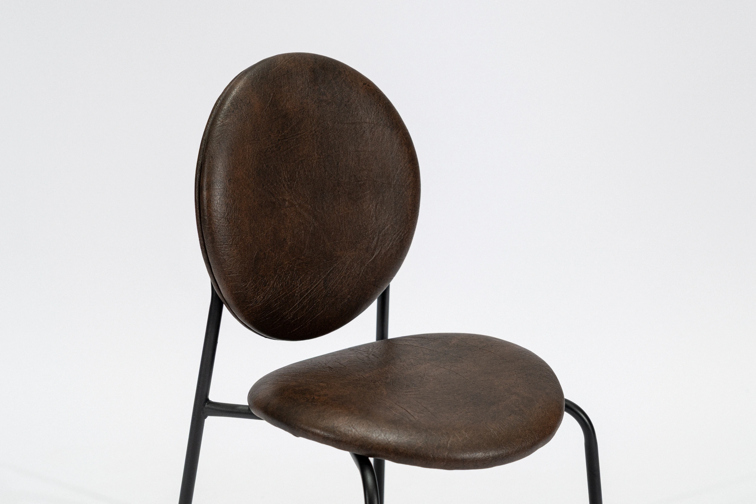 silla-comedor-tapizada-simil-cuero-africano-hierro-negro-perspectiva Silla de comedor tapizada en ecocuero color marron africano con estructura de hierro negro microtexturado vista perspectiva