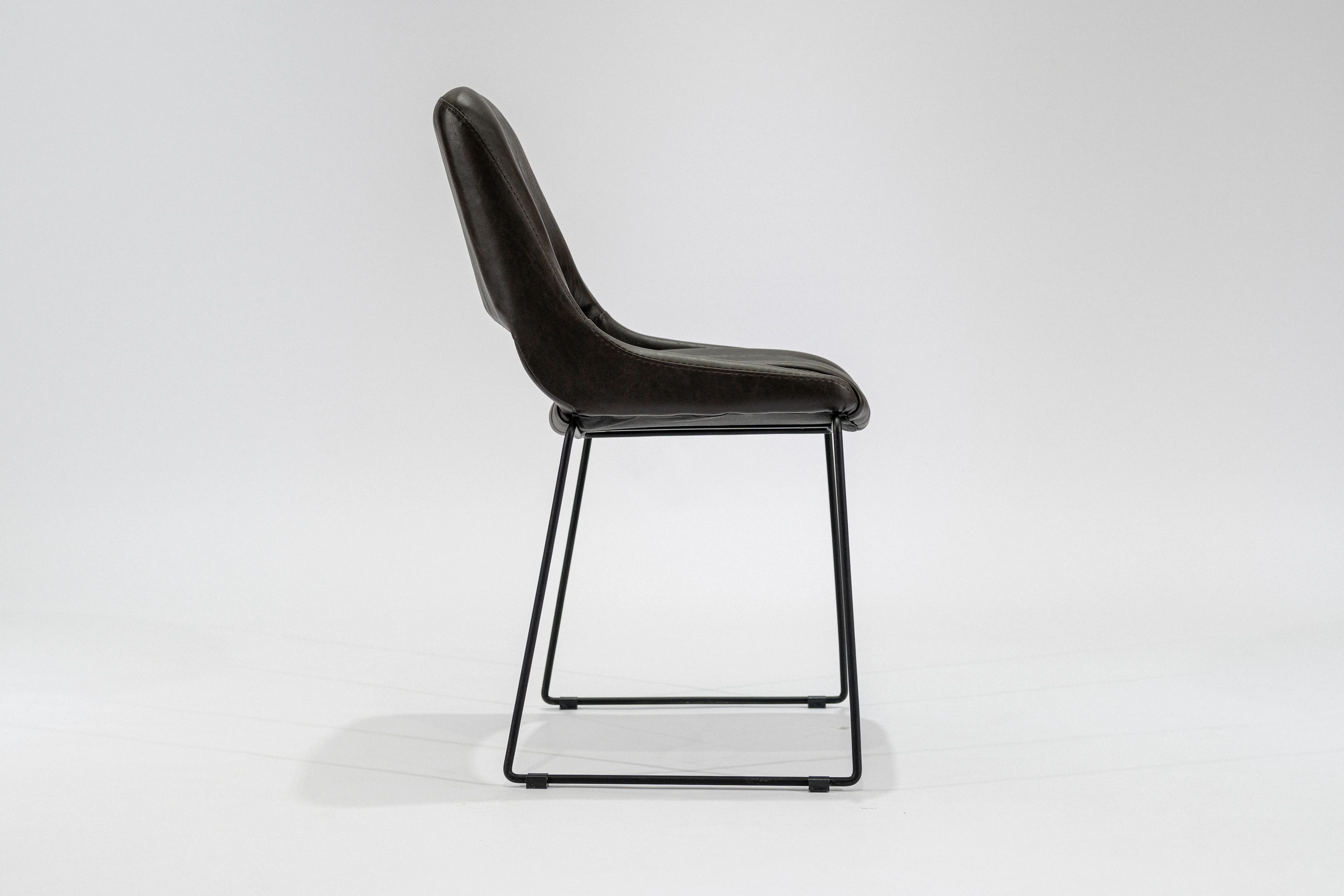 silla-comedor-tapizada-simil-cuero-chocolate-hierro-negro-lateral Silla de comedor tapizada en ecocuero color chocolate con estructura de hierro negro microtexturado vista lateral