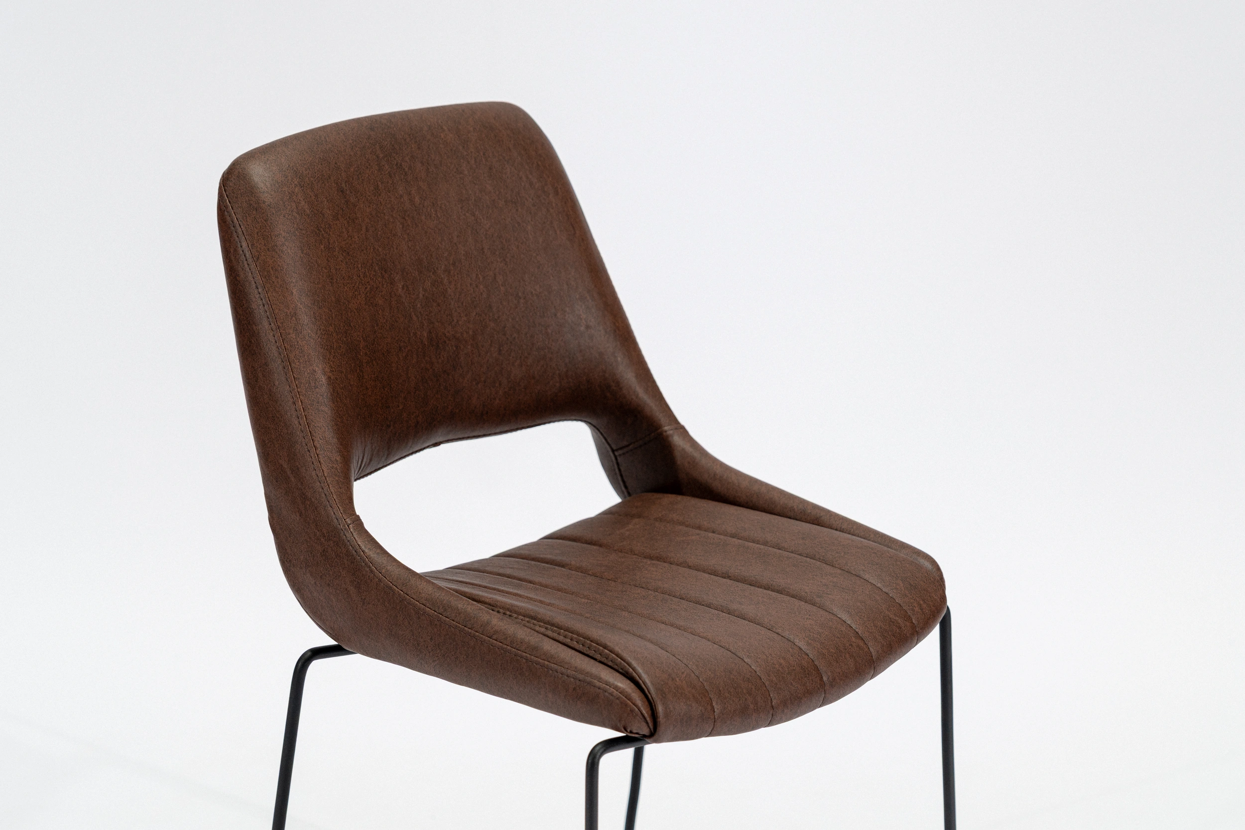silla-comedor-tapizada-simil-cuero-habano-hierro-negro-perspectiva.... Silla de comedor tapizada en ecocuero color habano con estructura de hierro negro microtexturado vista perspectiva