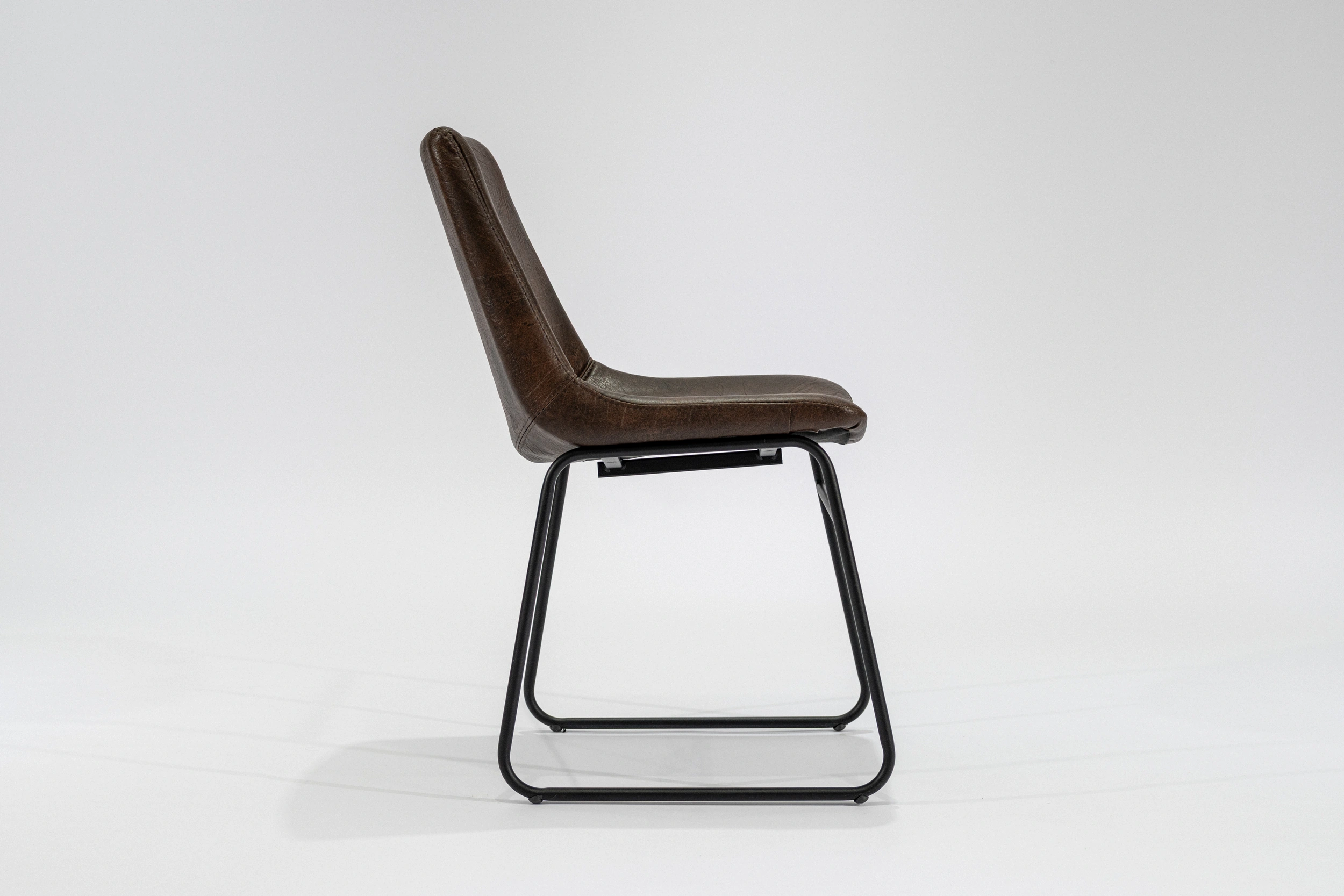 silla-comedor-tapizada-simil-cuero-marrón-africano-hierro-negro-lateral Silla de comedor tapizada en ecocuero color marron africano con estructura de hierro negro microtexturado vista lateral