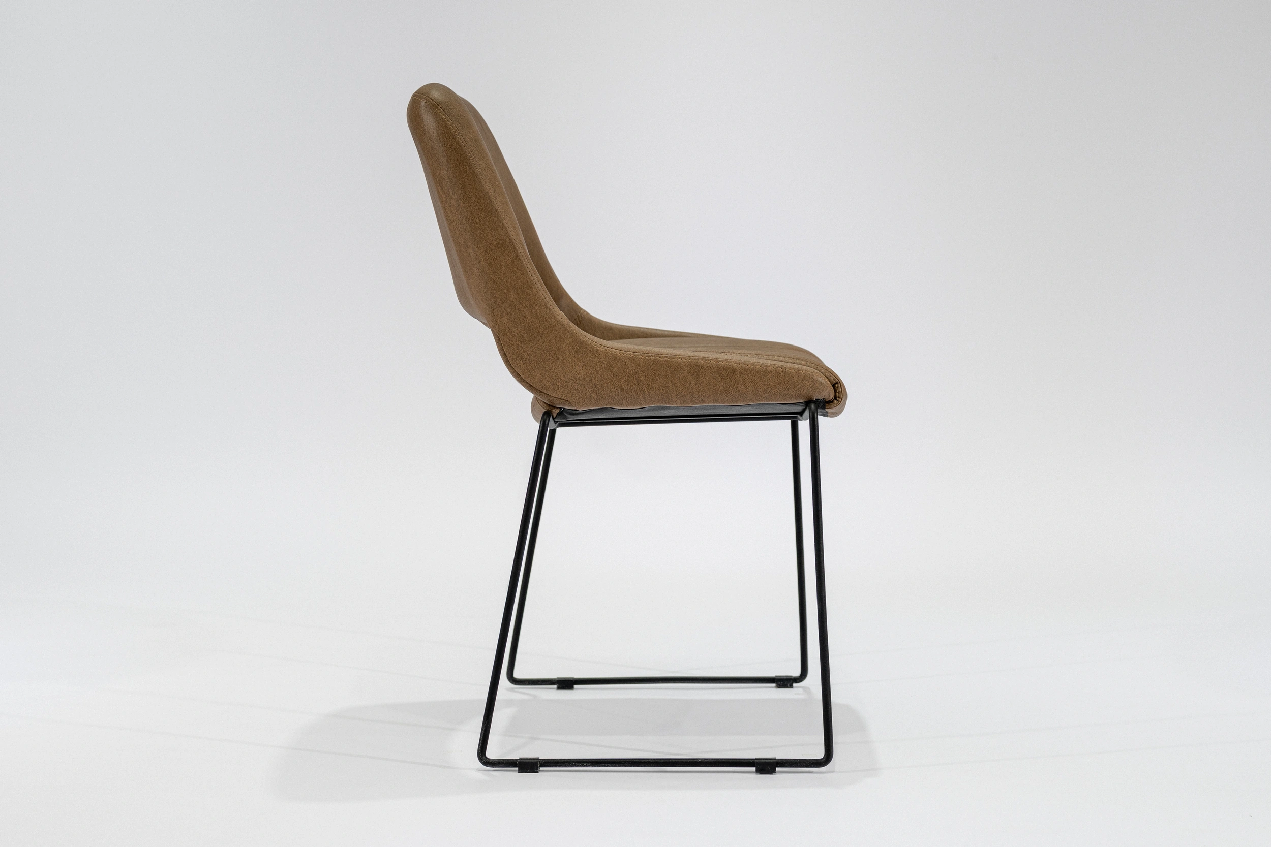 silla-comedor-tapizada-simil-cuero-marron-claro-hierro-negro-lateral Silla de comedor tapizada en ecocuero color marron claro con estructura de hierro negro microtexturado vista lateral