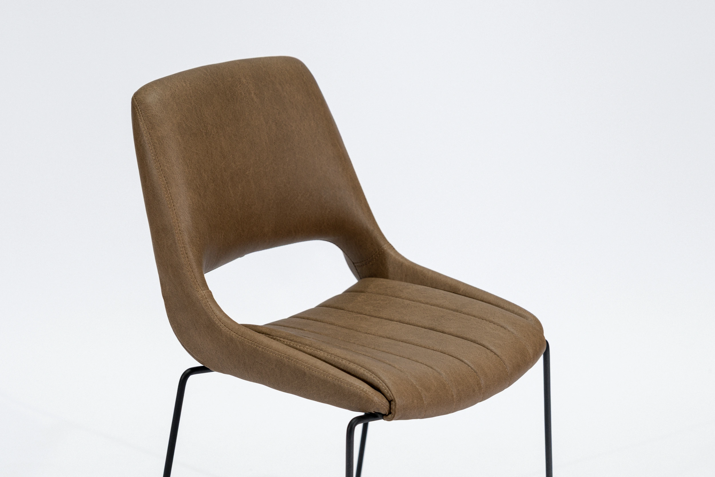 silla-comedor-tapizada-simil-cuero-marron-claro-hierro-negro-perspectiva Silla de comedor tapizada en ecocuero color marron claro con estructura de hierro negro microtexturado vista perspectiva