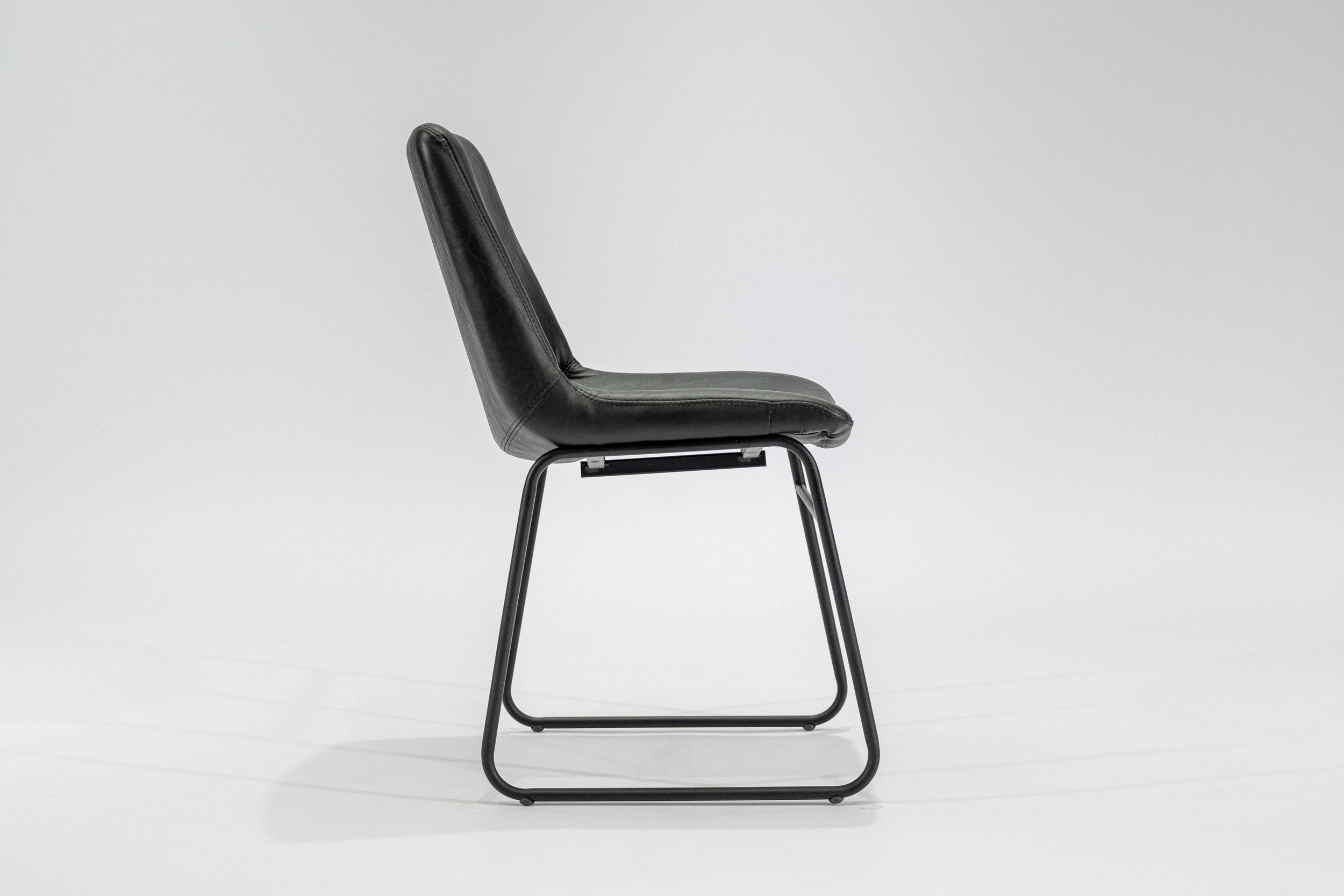 silla-comedor-tapizada-simil-cuero-negro-hierro-negro-lateral. Silla de comedor tapizada en ecocuero color negro con estructura de hierro negro microtexturado vista lateral