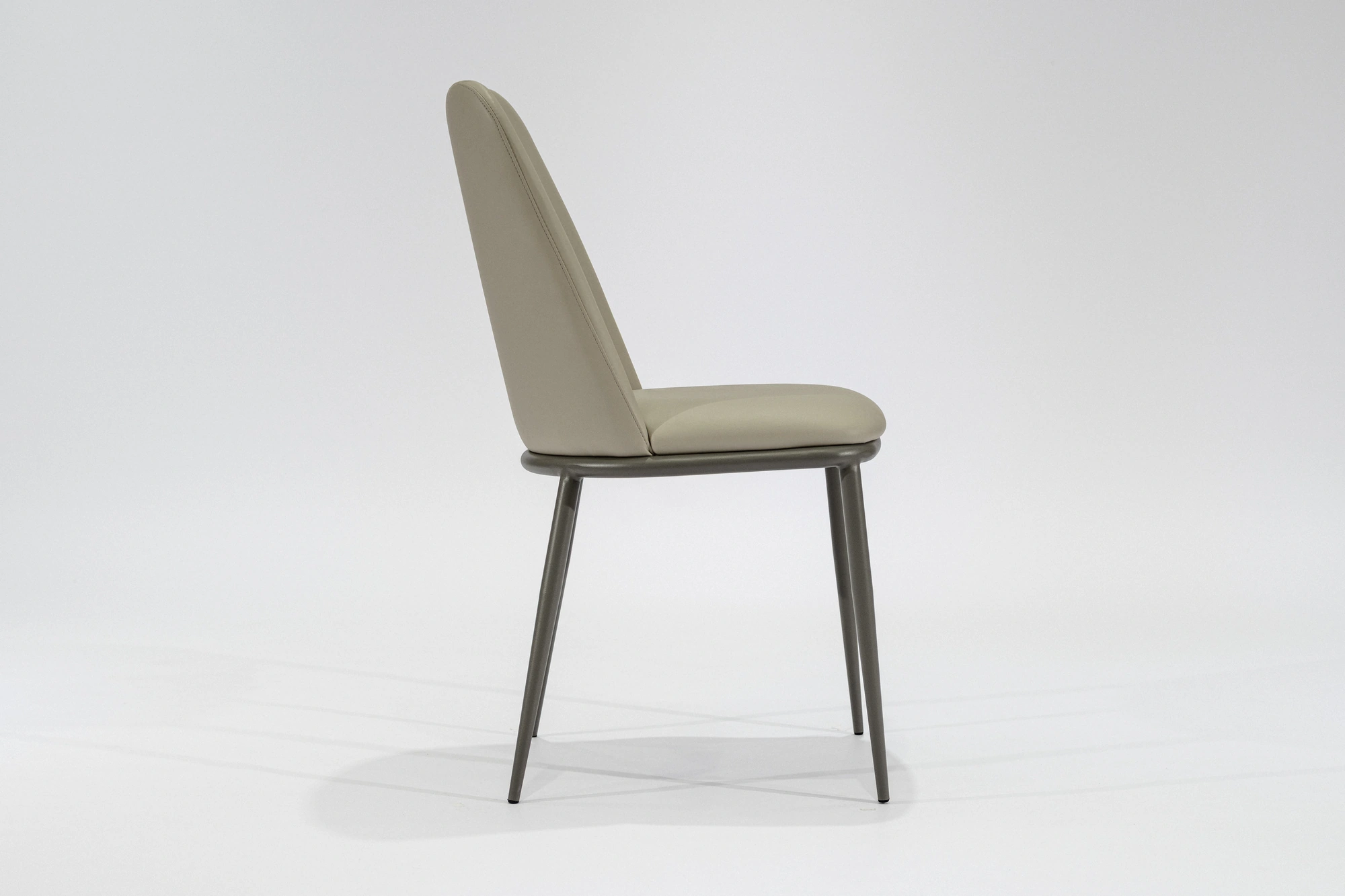 silla-comedor-tapizada-simil-cuero-tiza-hierro-gris-piedra-lateral Silla de comedor tapizada en ecocuero color tiza con estructura de hierro gris piedra microtexturado vista lateral