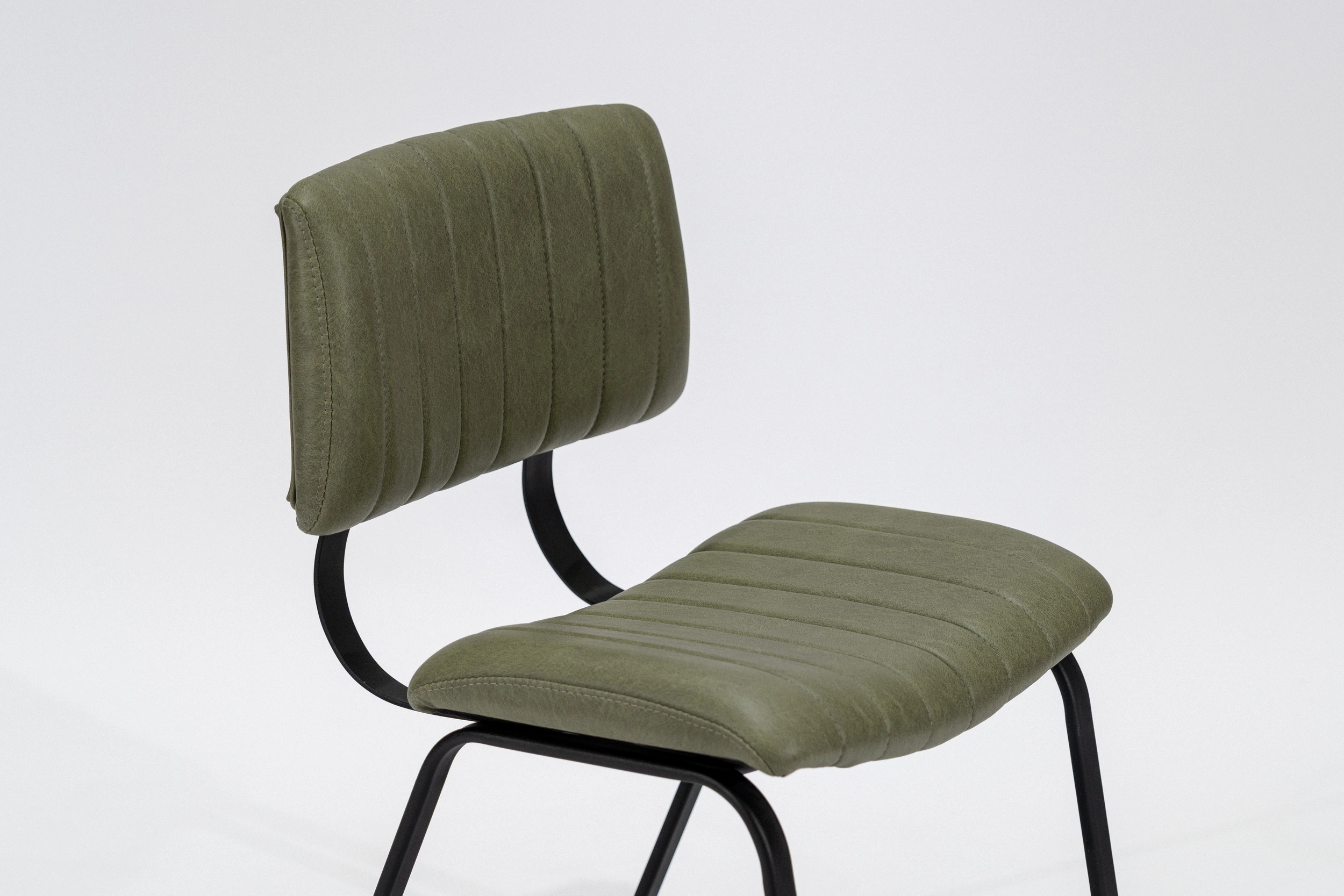 silla-comedor-tapizada-simil-cuero-verde-seco-hierro-negro-perspectiva Silla de comedor tapizada en ecocuero color verde seco con estructura de hierro negro microtexturado vista perspectiva