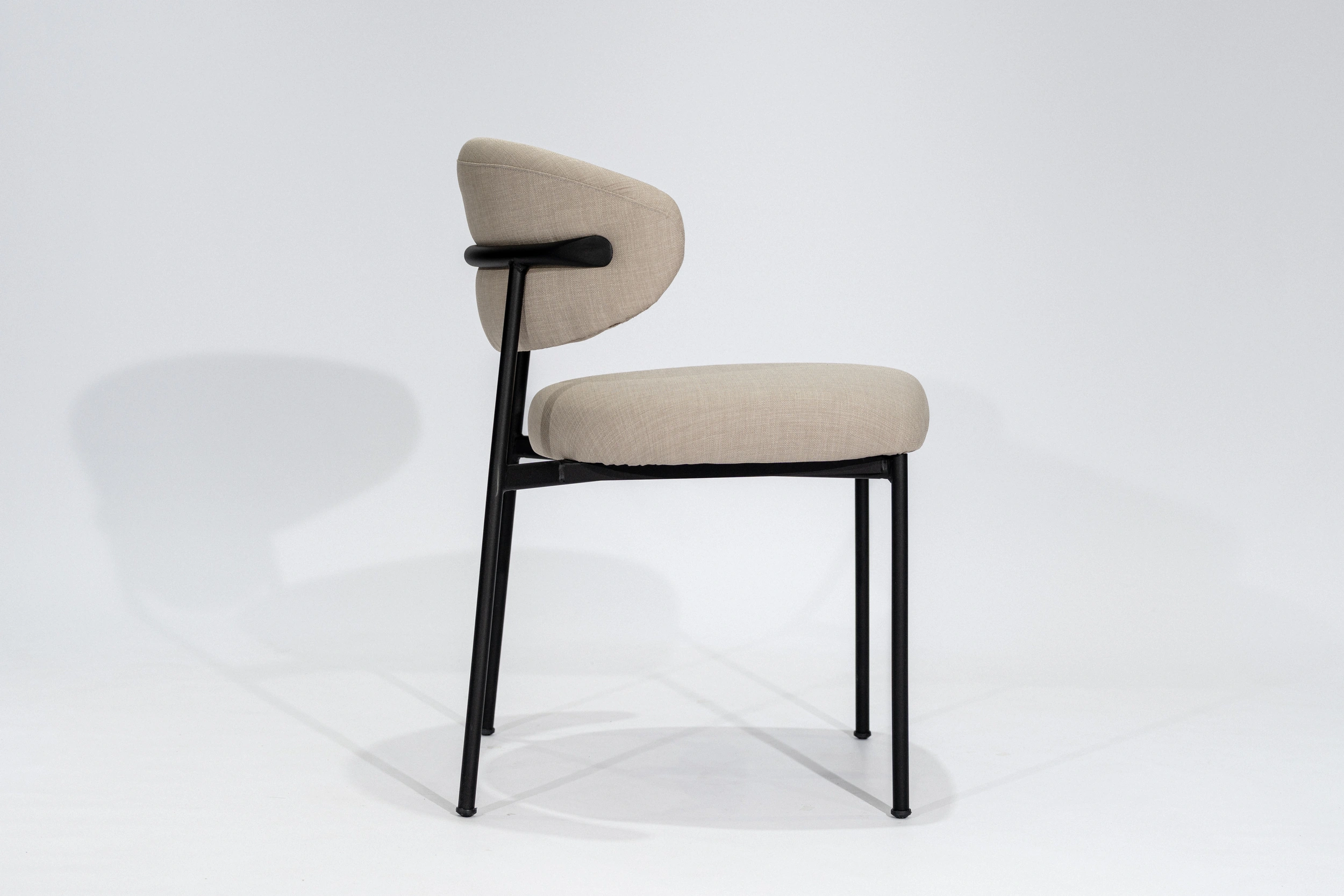 silla-comedor-tapizado-lino-beige-arena-hierro-negro-microtexturado-lateral Silla de comedor tapizada en lino texturado color beige arena con estructura de hierro negro microtexturado vista lateral