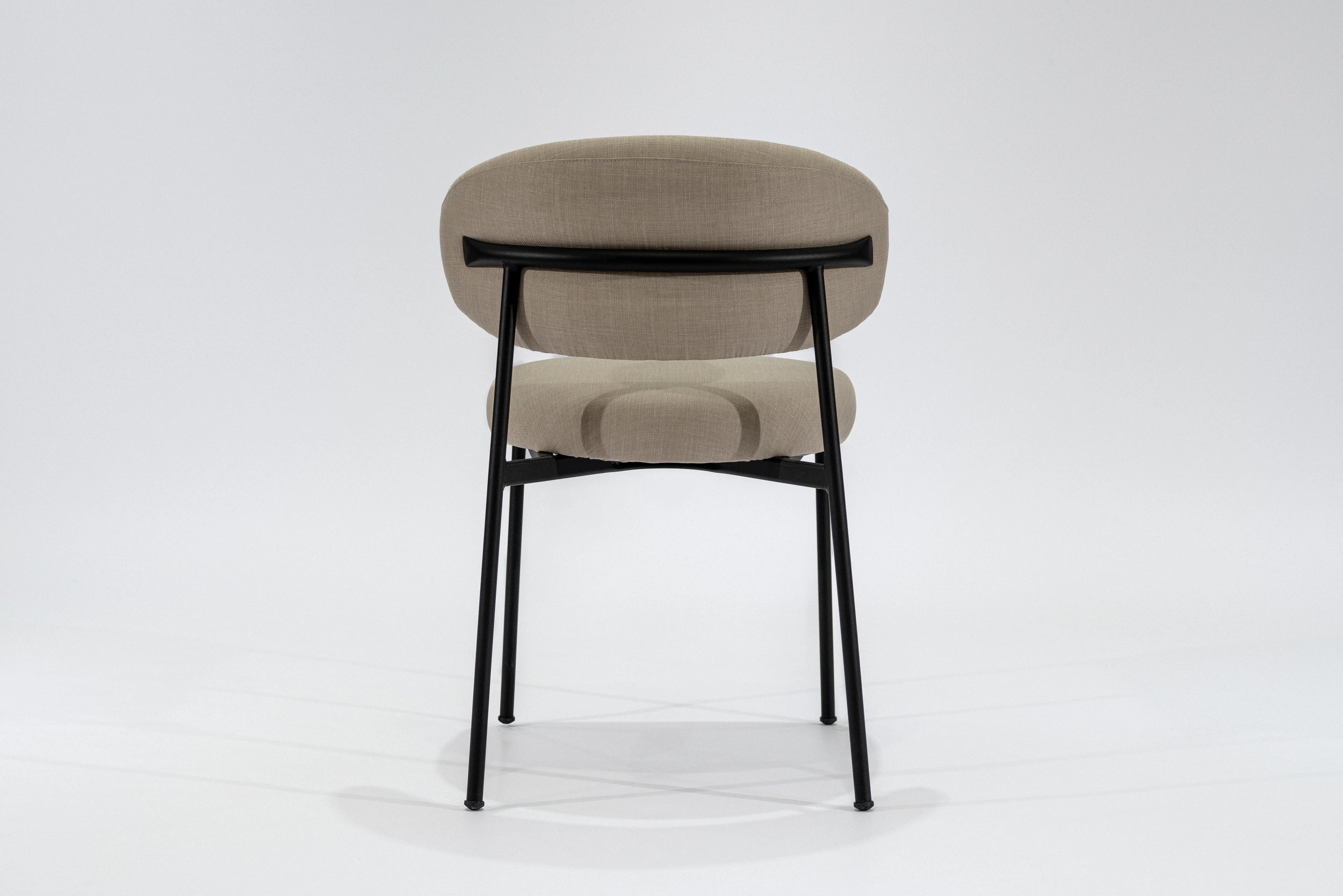 silla-comedor-tapizado-lino-beige-arena-hierro-negro-microtexturado-resplado Silla de comedor tapizada en lino texturado color beige arena con estructura de hierro negro microtexturado vista posterior