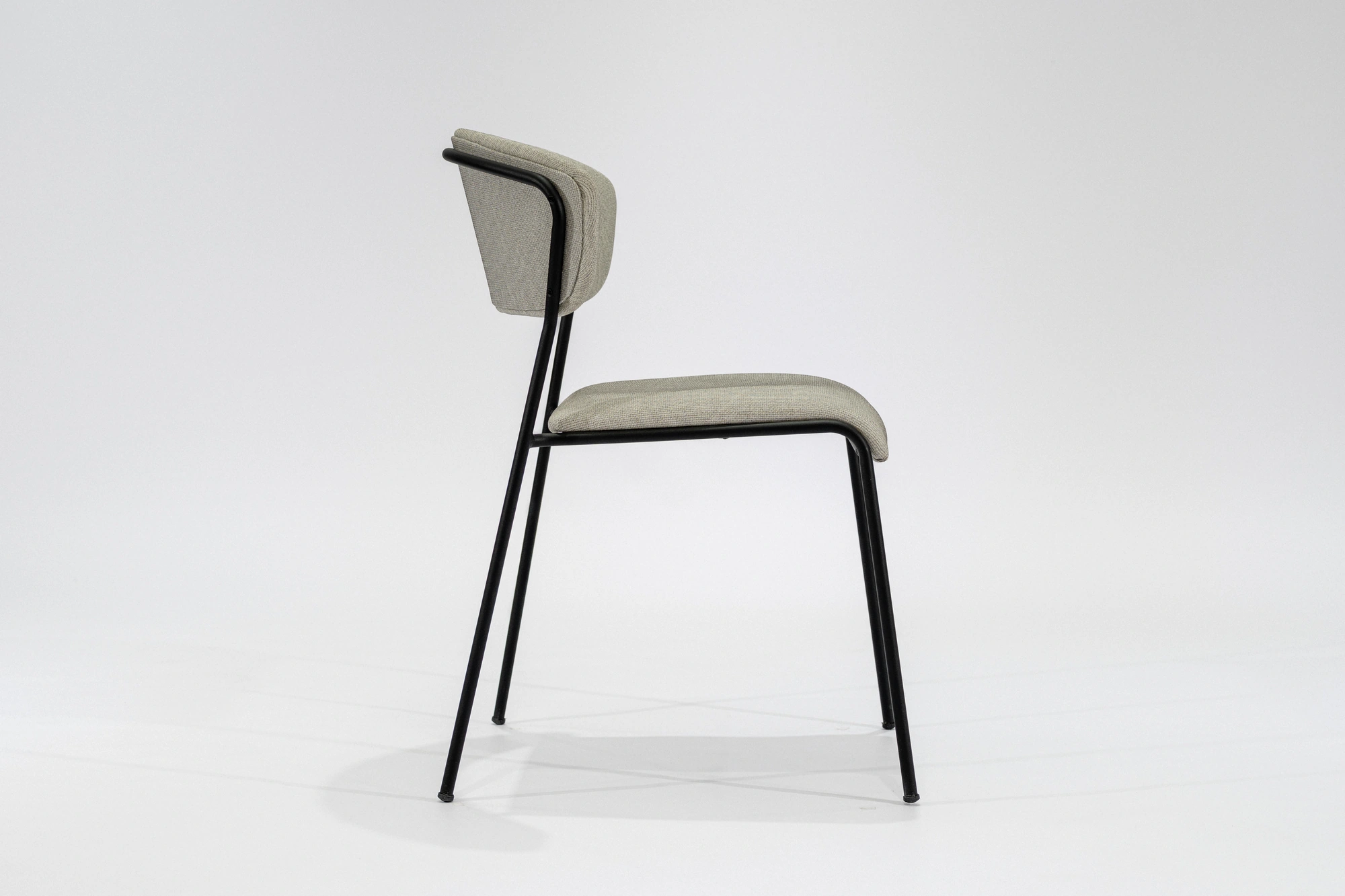 silla-comedor-tela-texturada-acrilica-textilene-blanco-gris-hierro-negro-lateral Silla de comedor tapizada en tela texturada acrilica color blanco gris con estructura de hierro negro microtexturado vista lateral