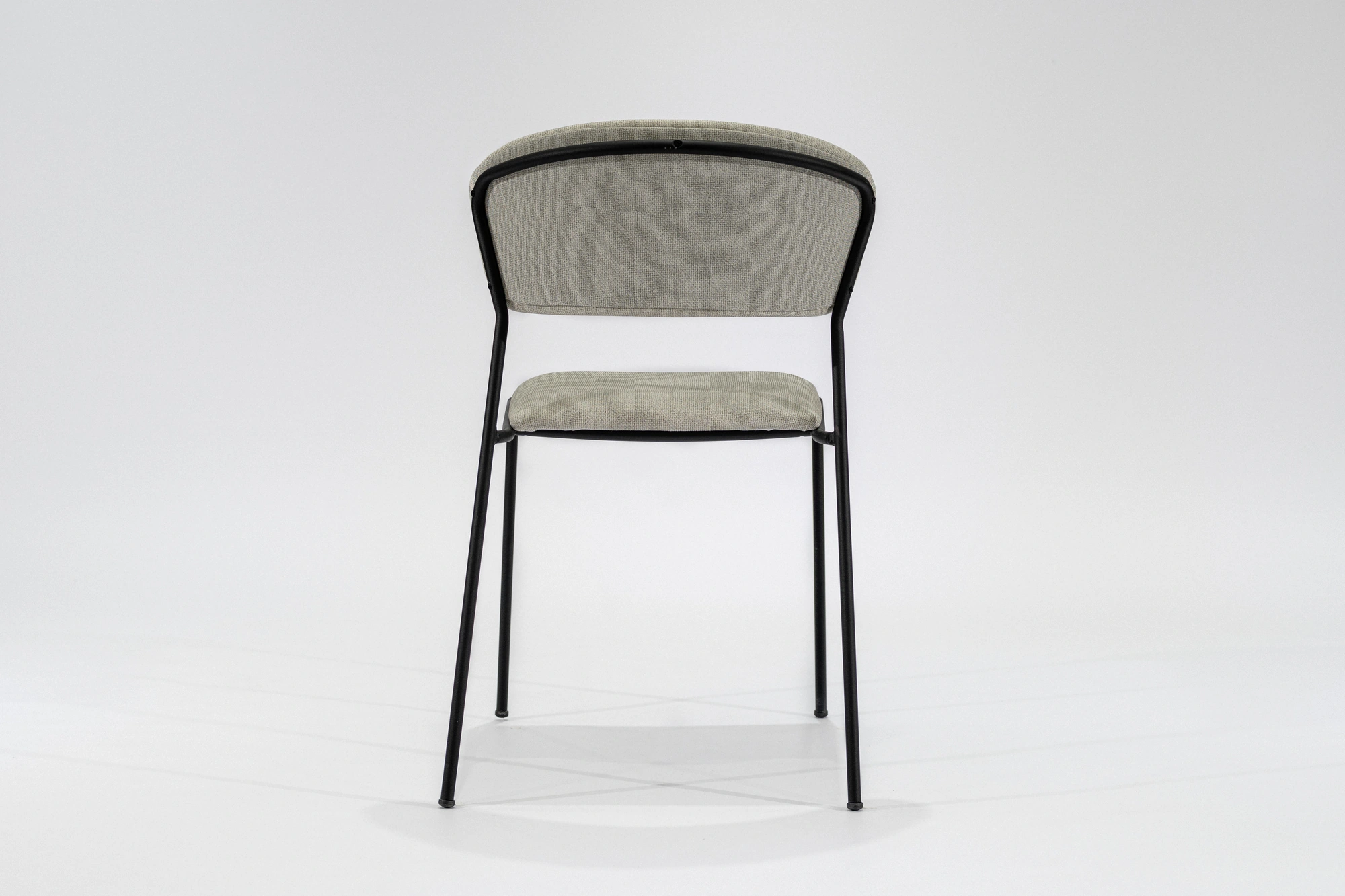 silla-comedor-tela-texturada-acrilica-textilene-blanco-gris-hierro-negro-respaldo Silla de comedor tapizada en tela texturada acrilica color blanco gris con estructura de hierro negro microtexturado vista posterior