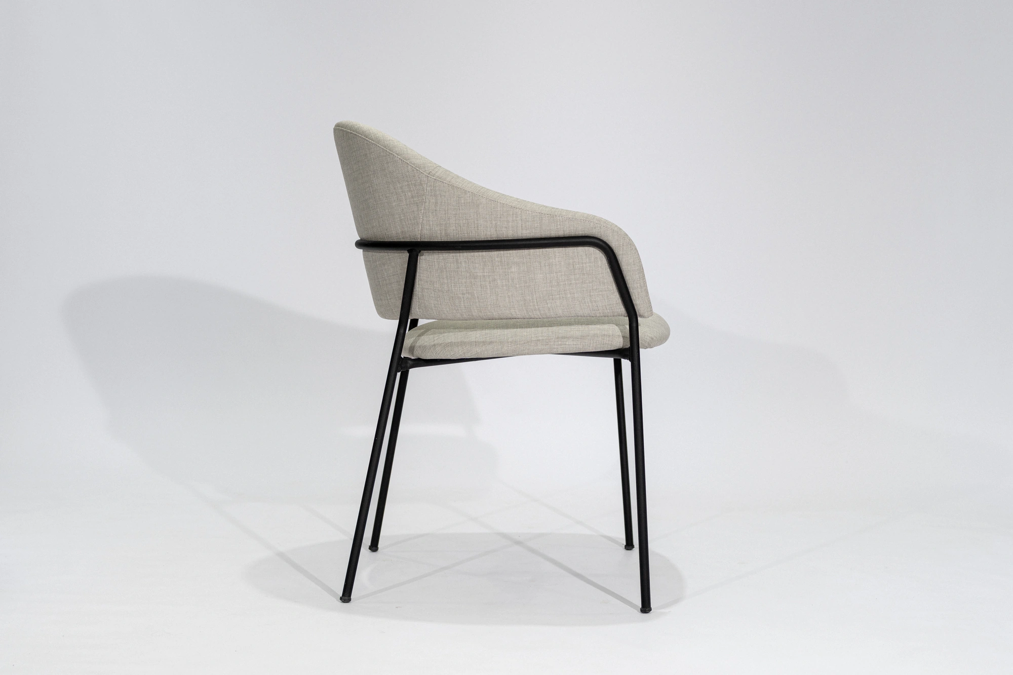 silla-comedor-tela-texturada-gris-claro-hierro-negro-lateral Silla de comedor tapizada en tela texturada color gris claro con estructura de hierro negro microtexturado vista lateral