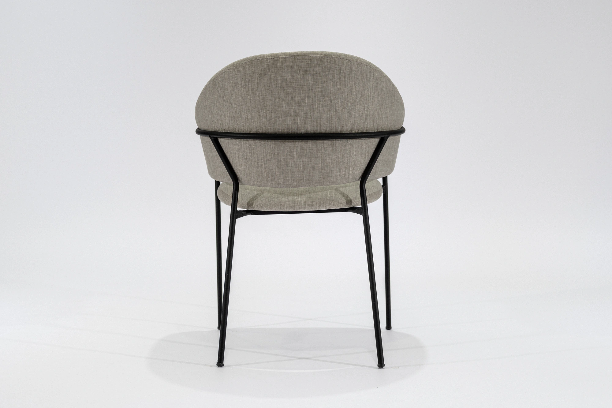 silla-comedor-tela-texturada-gris-claro-hierro-negro-respaldo Silla de comedor tapizada en tela texturada color gris claro con estructura de hierro negro microtexturado vista posterior