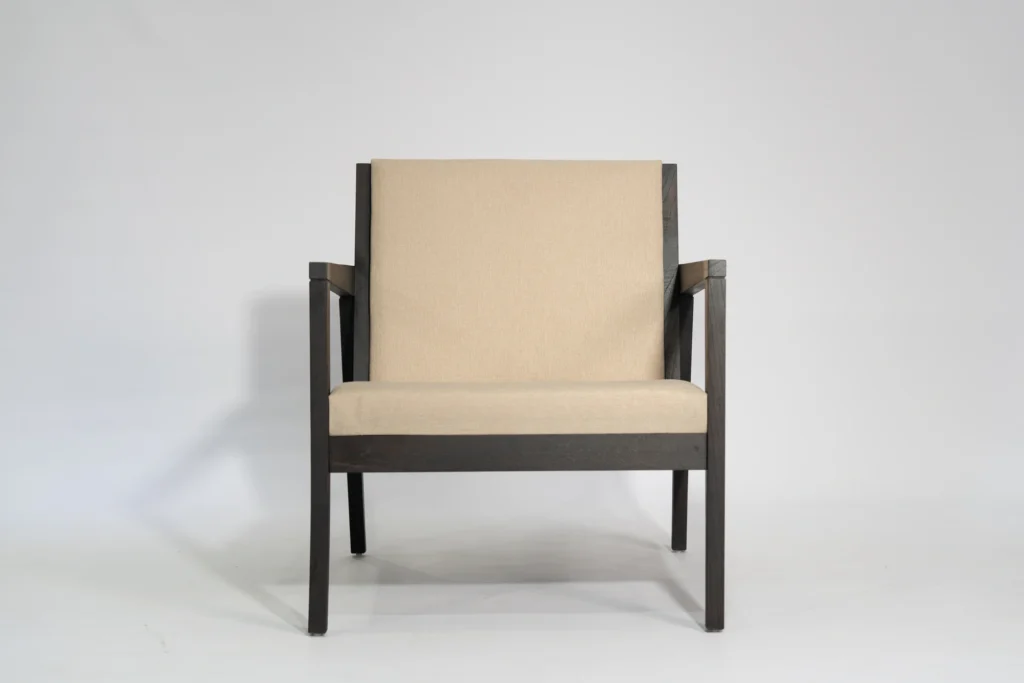 Silla poltrona de madera paraíso con lustre chocolate tapizado en tela beige arena vista frontal