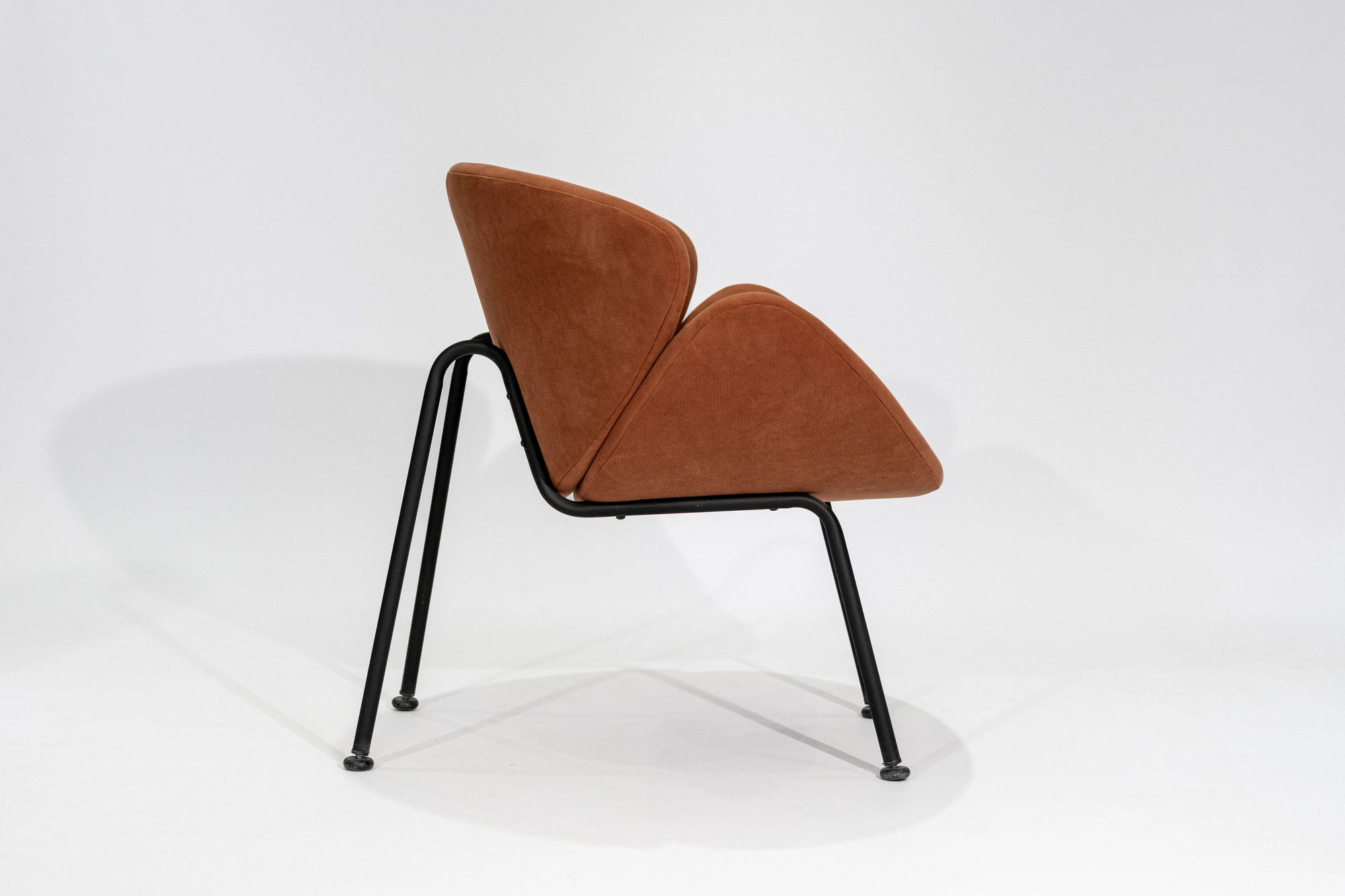 silla-poltrona-pana-terracota-hierro-negro-lateral Silla poltrona tapizada en tela pana color terracota con estructura de hierro negro microtexturado vista lateral