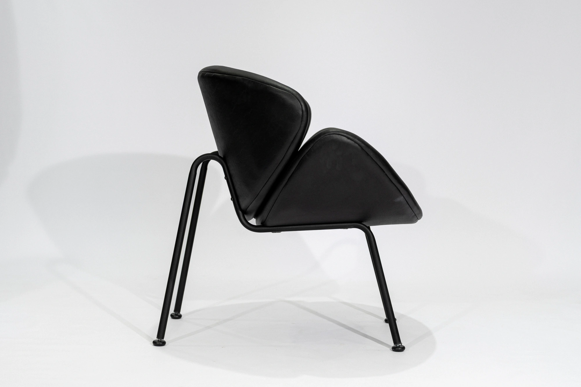 silla-poltrona-simil-cuero-negro-hierro-negro-lateral Silla poltrona tapizada en tela simil cuero color negro con estructura de hierro negro microtexturado vista lateral