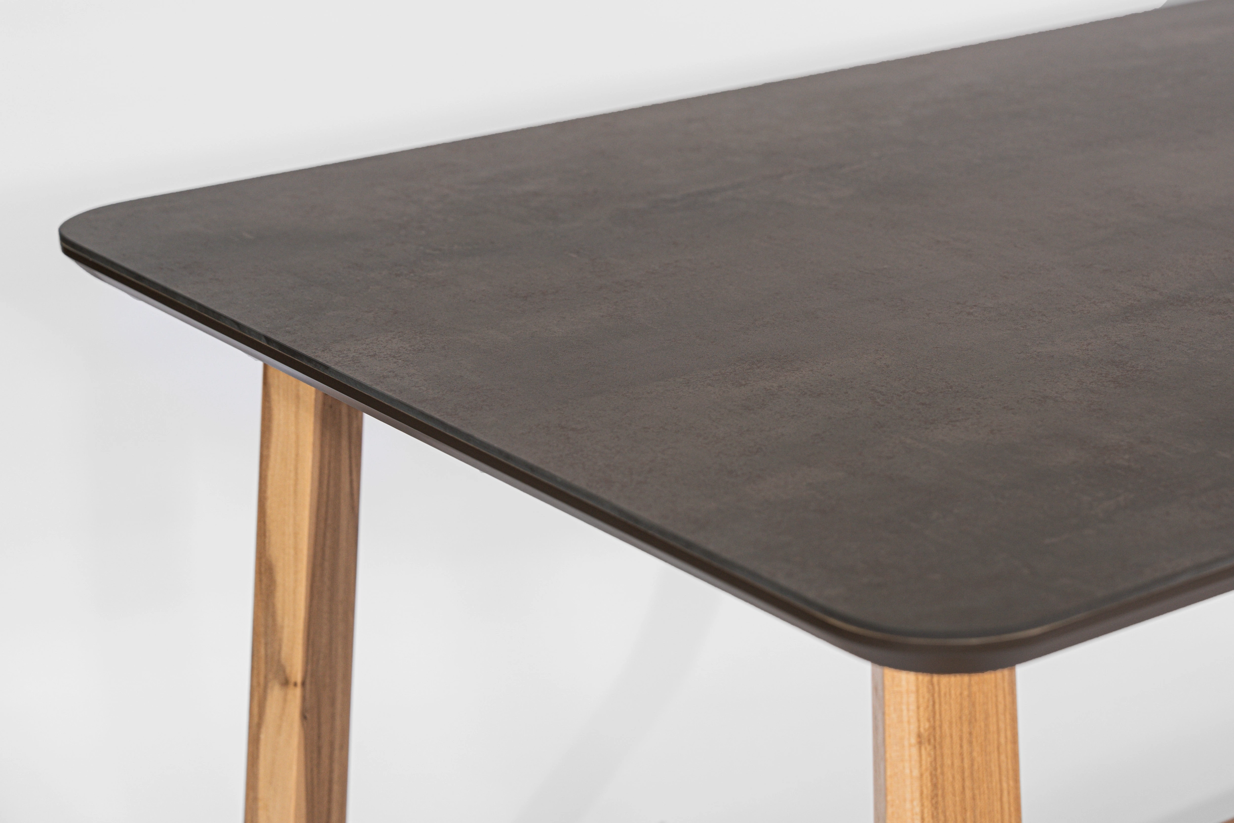 mesa-comedor-neolith-iron-copper-sinterizada-detalle-tapa