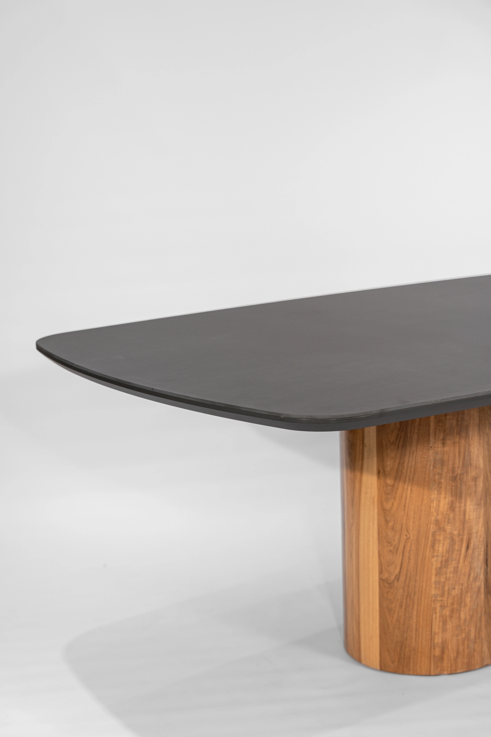 mesa-comedor-rectangular-sinterizada-neolith-basalt-black-detalle-base-petiribi
