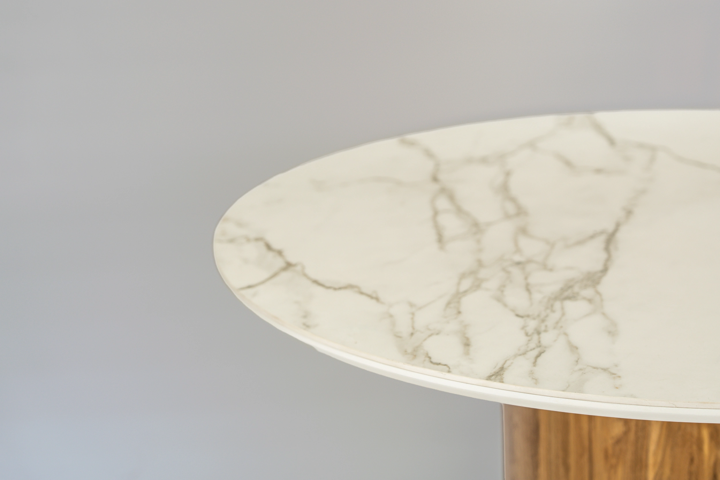 mesa-comedor-redonda-neolith-calacatta-detalle-superficie..