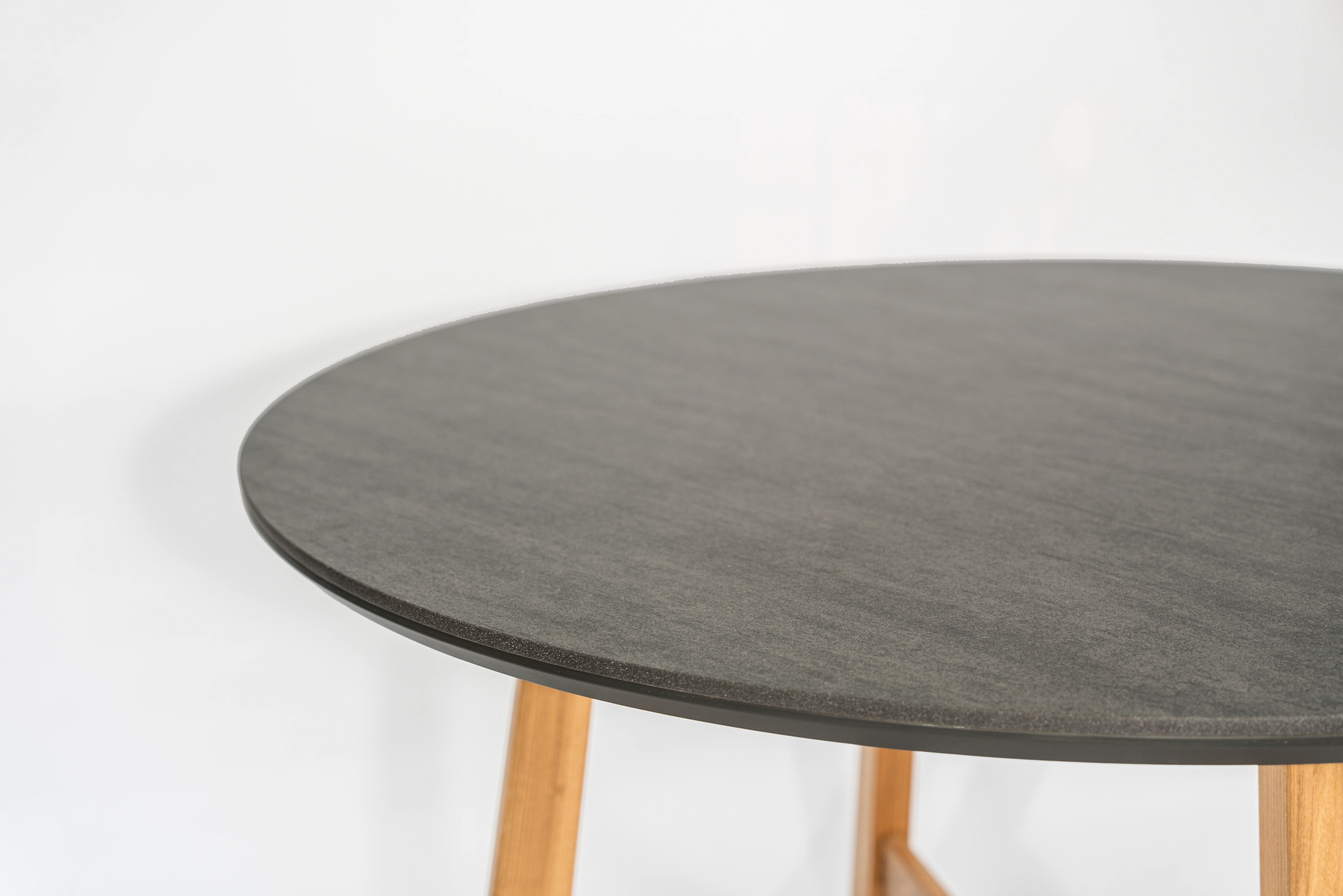 mesa-comedor-redonda-purastone-prima-desert-black-detalle-superficie.