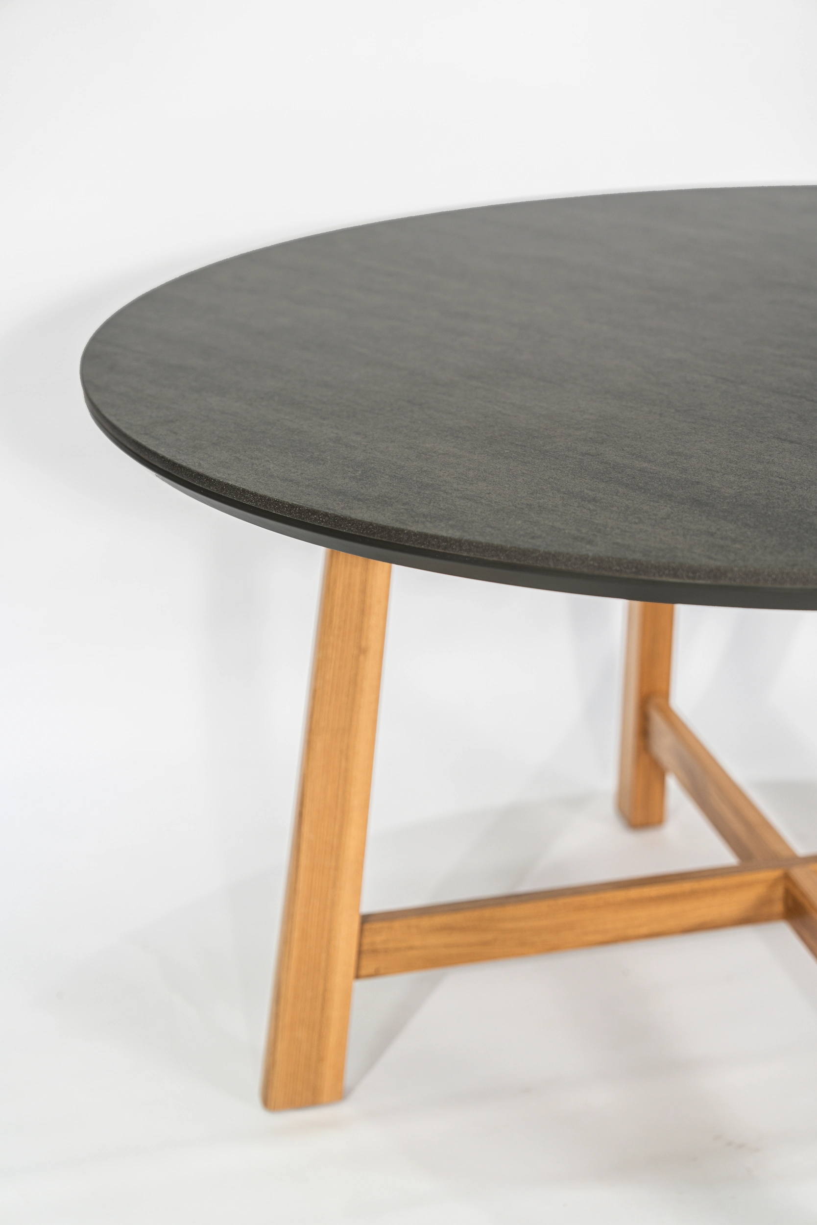 mesa-comedor-redonda-sinterizada-purastone-prima-desert-black-base-petiribi-detalle.