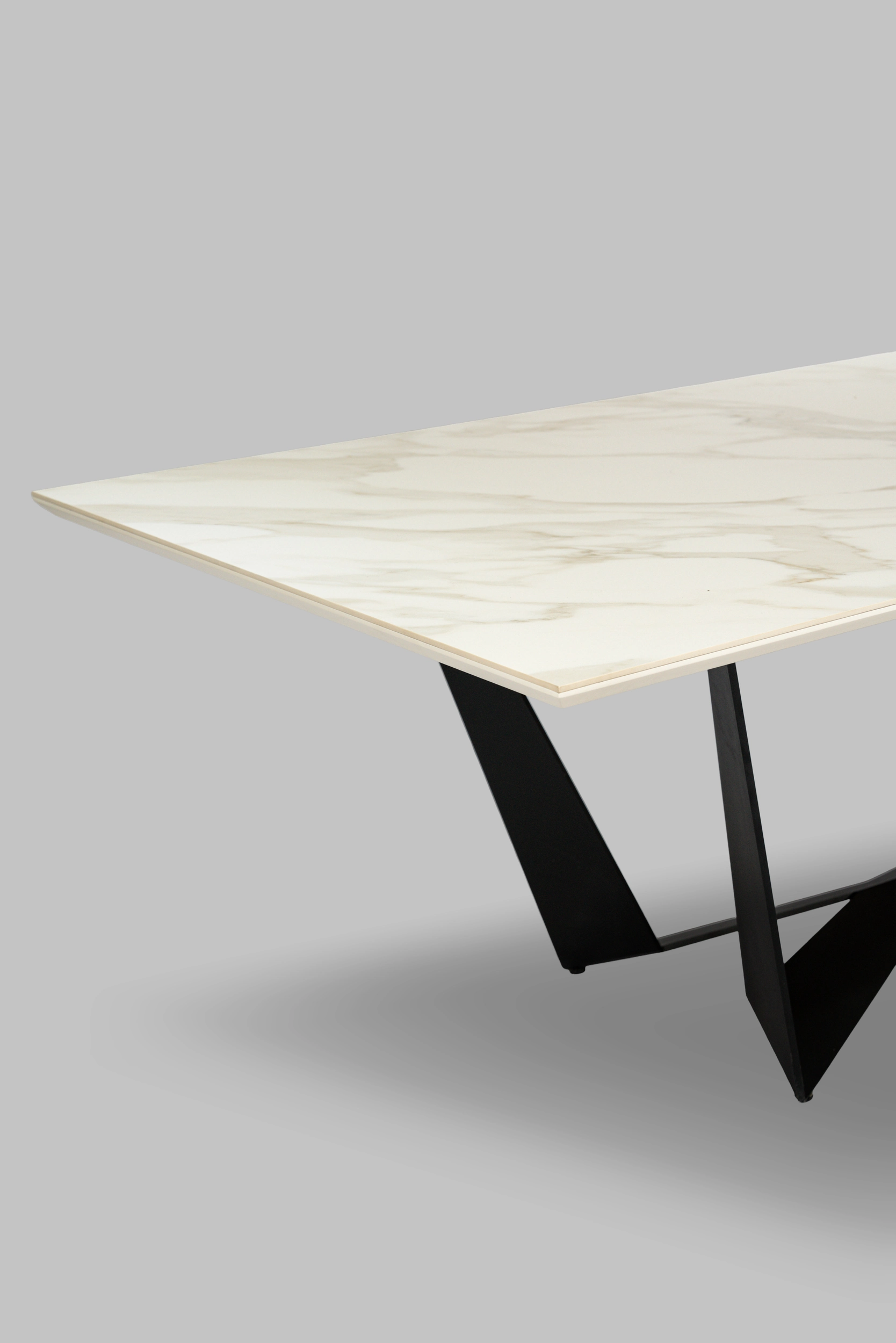 detalle-mesa-comedor-hierro-negro-purastone-ora-gold