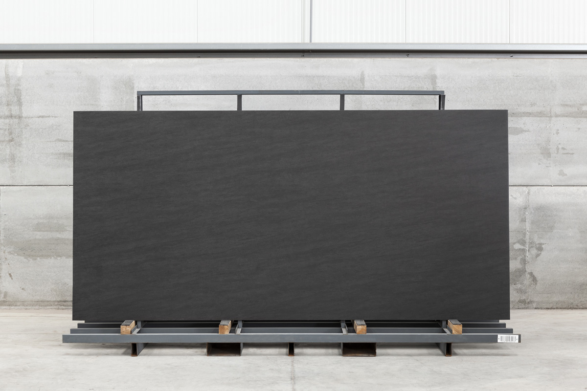 THESIZE SURFACES - NEOLITH Almassora - Castellón - Spain Material Neolith Basalt Black para tapas de mesas de comedor de diseño