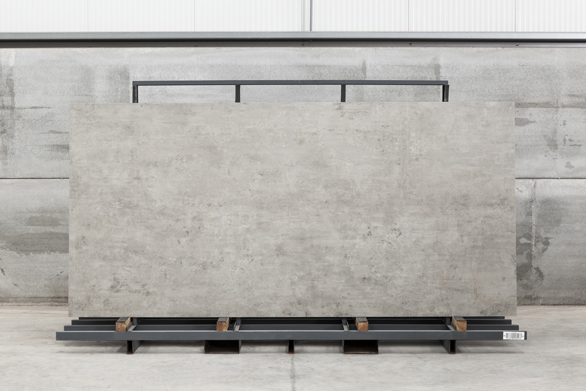 THESIZE SURFACES - NEOLITH Almassora - Castellón - Spain Material Neolith Beton para tapas de mesas de comedor de diseño