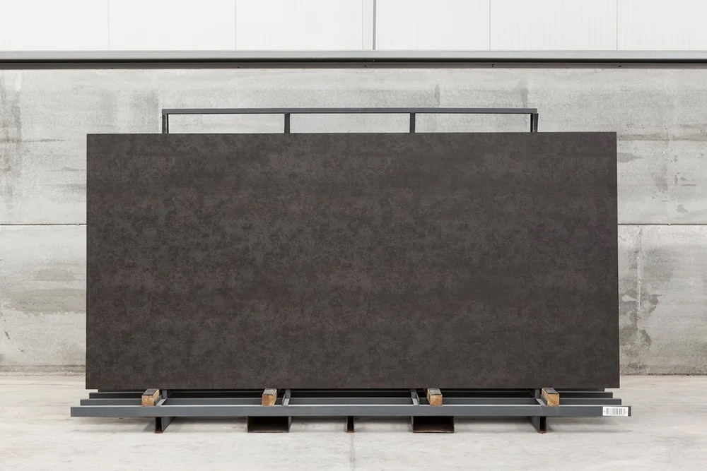 THESIZE SURFACES - NEOLITH Almassora - Castellón - Spain Material Neolith Iron Copper para tapas de mesas de comedor de diseño