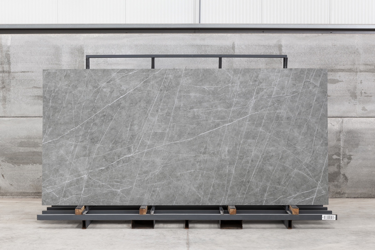 THESIZE SURFACES - NEOLITH Almassora - Castellón - Spain Material Neolith Zaha Stone para tapas de mesas de comedor de diseño