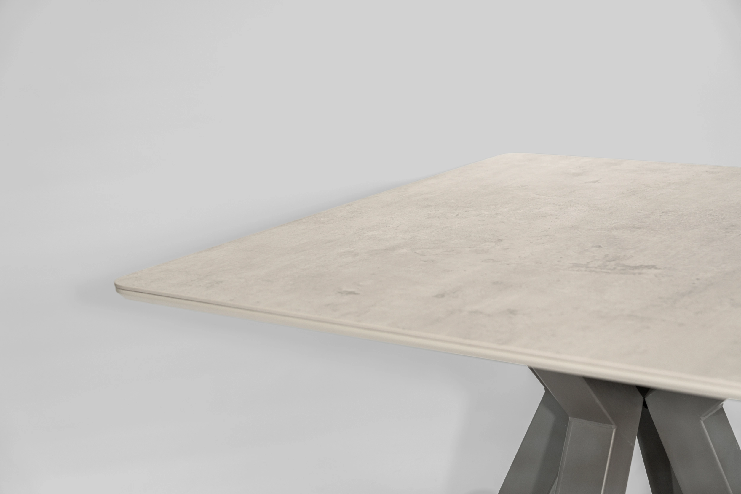 mesa-comedor-cuadrada-neolith-beton-detalle-superficie